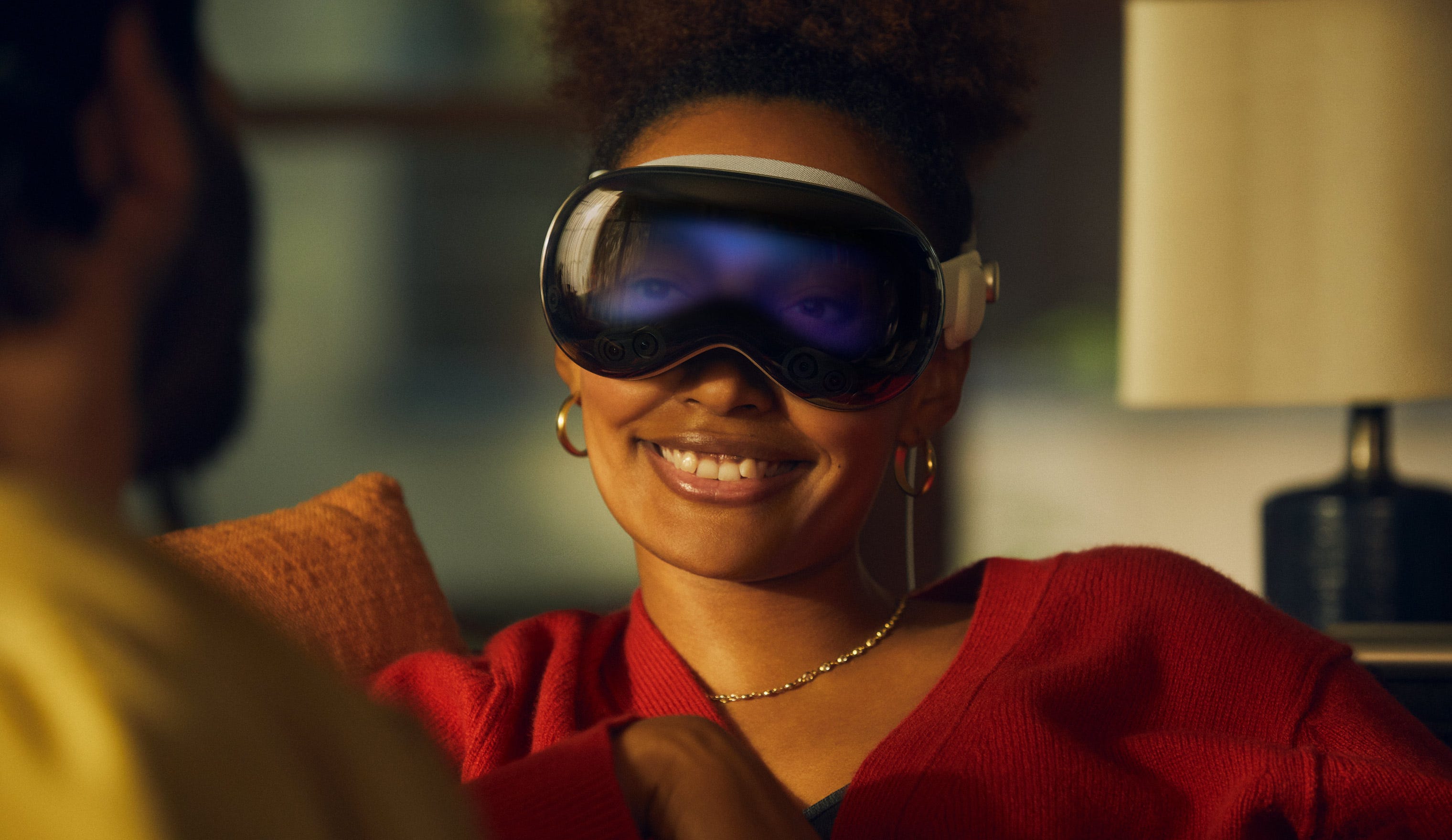 Das Apple Vision Pro-Headset verfügt über ein äußeres „EyeSight“-Display, um Ihre Augen für andere in Ihrer Umgebung sichtbar zu machen.
