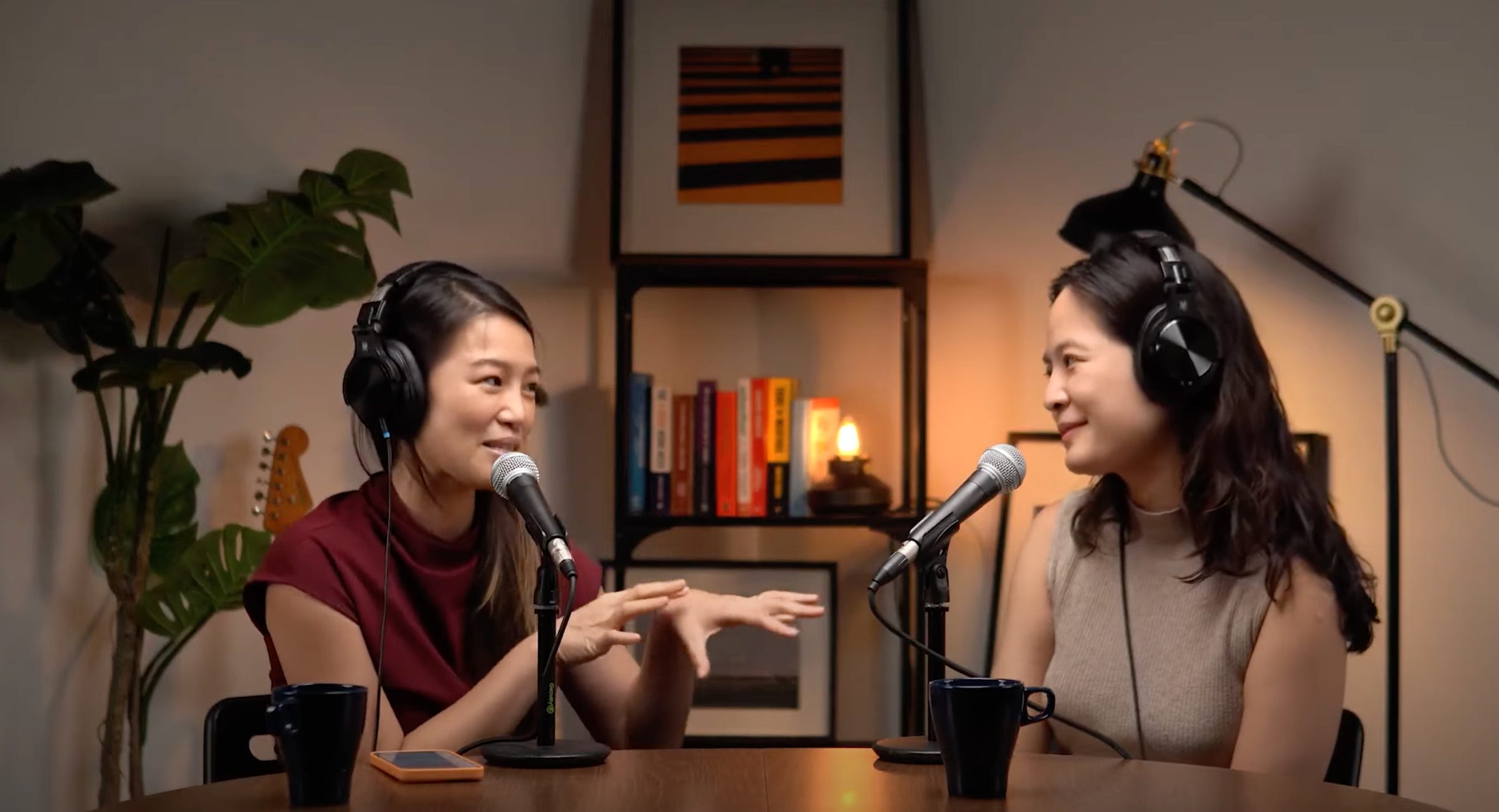 Wong (rechts) nimmt mit ihrem Gast, dem malaysischen Künstler Red Hong Yi (links), einen Podcast auf.
