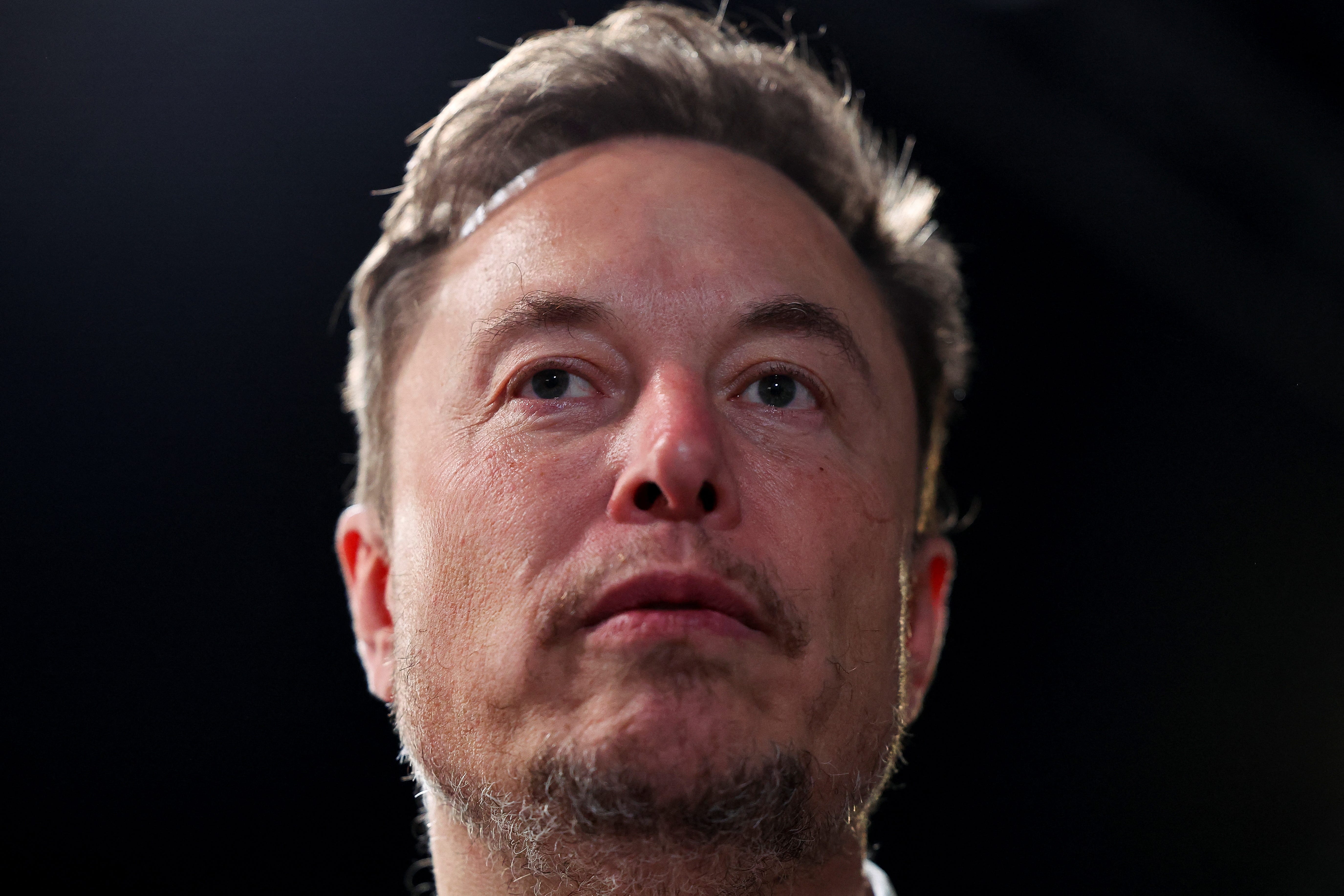 Elon Musk, CEO von Tesla und X, nimmt am 1. November 2023 am AI Safety Summit im Bletchley Park in Bletchley, England, teil.