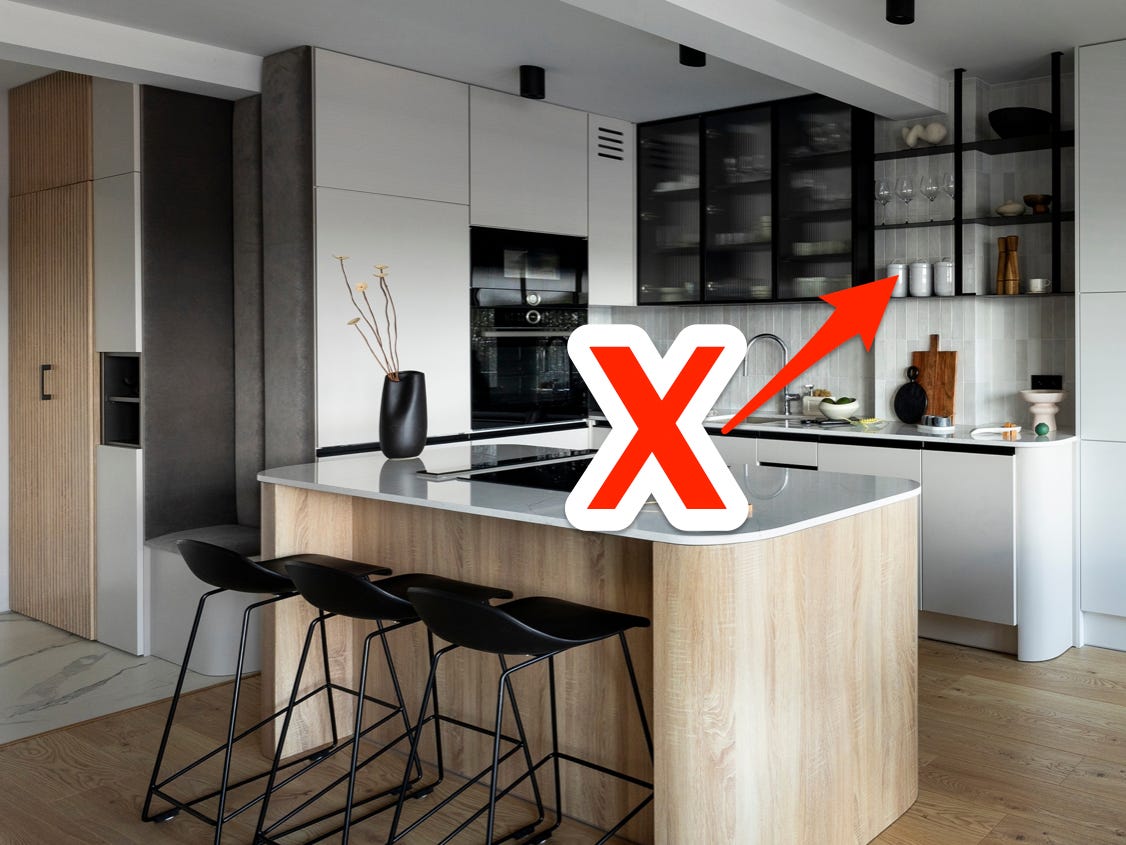 Rotes X und Pfeil, der auf das Ofenregal in einer modernen Küche mit schwarzen Akzenten zeigt