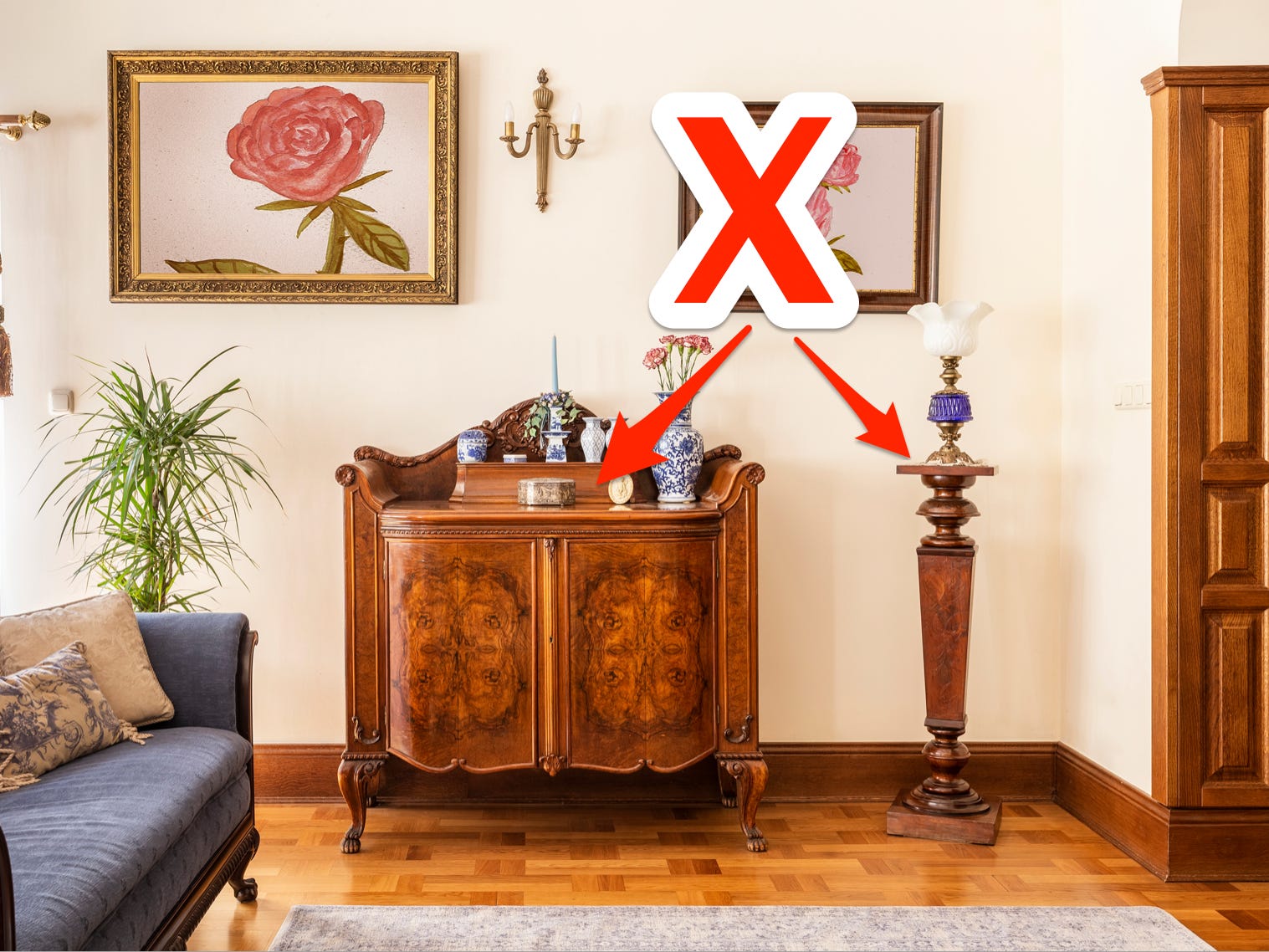 Rotes x und Pfeil, der auf antike Möbel in einem aufwendig dekorierten Wohnzimmer zeigt
