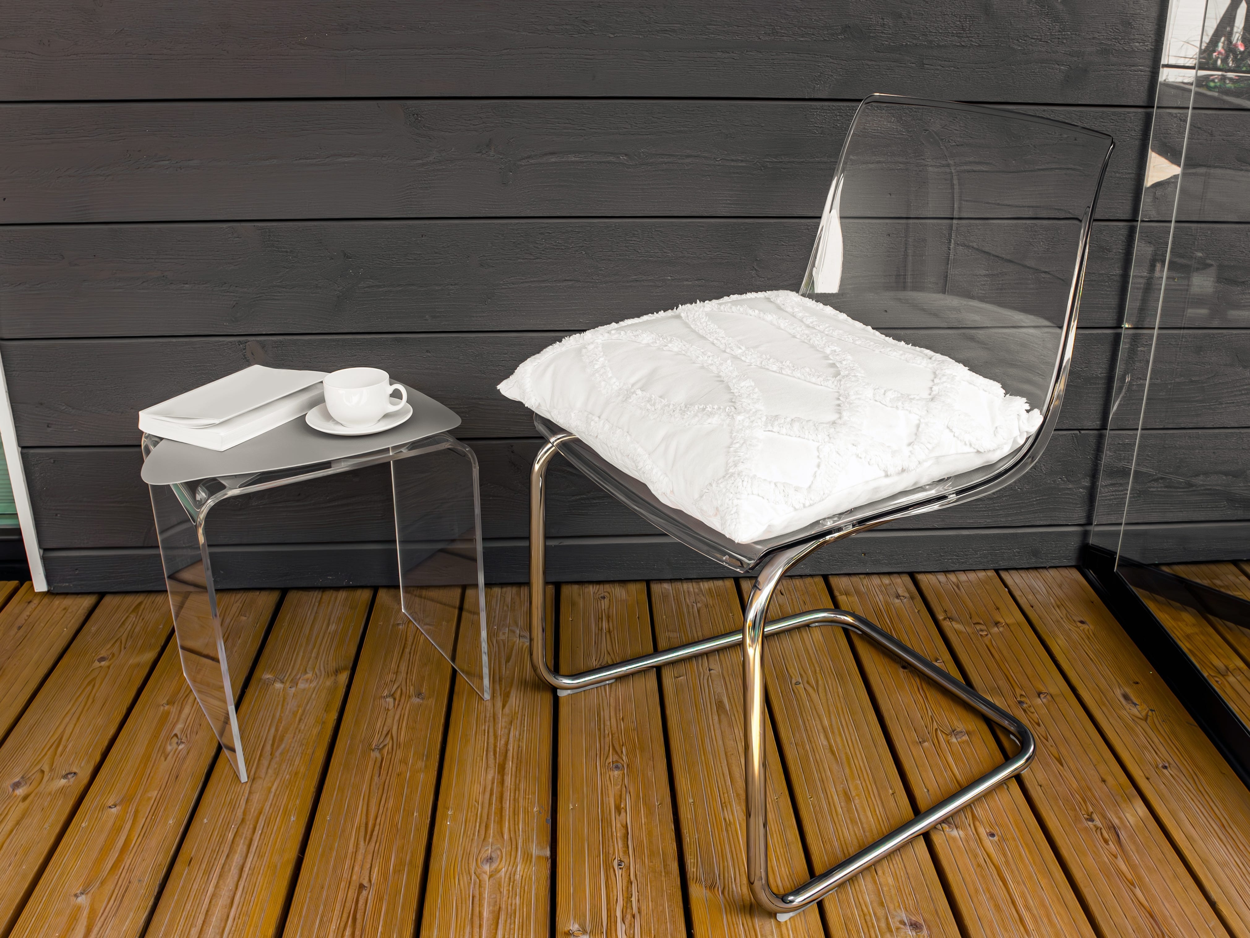 Beistelltisch und Stuhl aus Acryl auf einer Holzterrasse