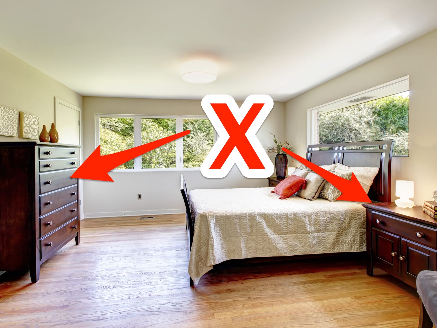 Rotes X und Pfeile zeigen auf passende Möbel aus dunklem Holz in einem Schlafzimmer mit Holzböden und natürlichem Licht