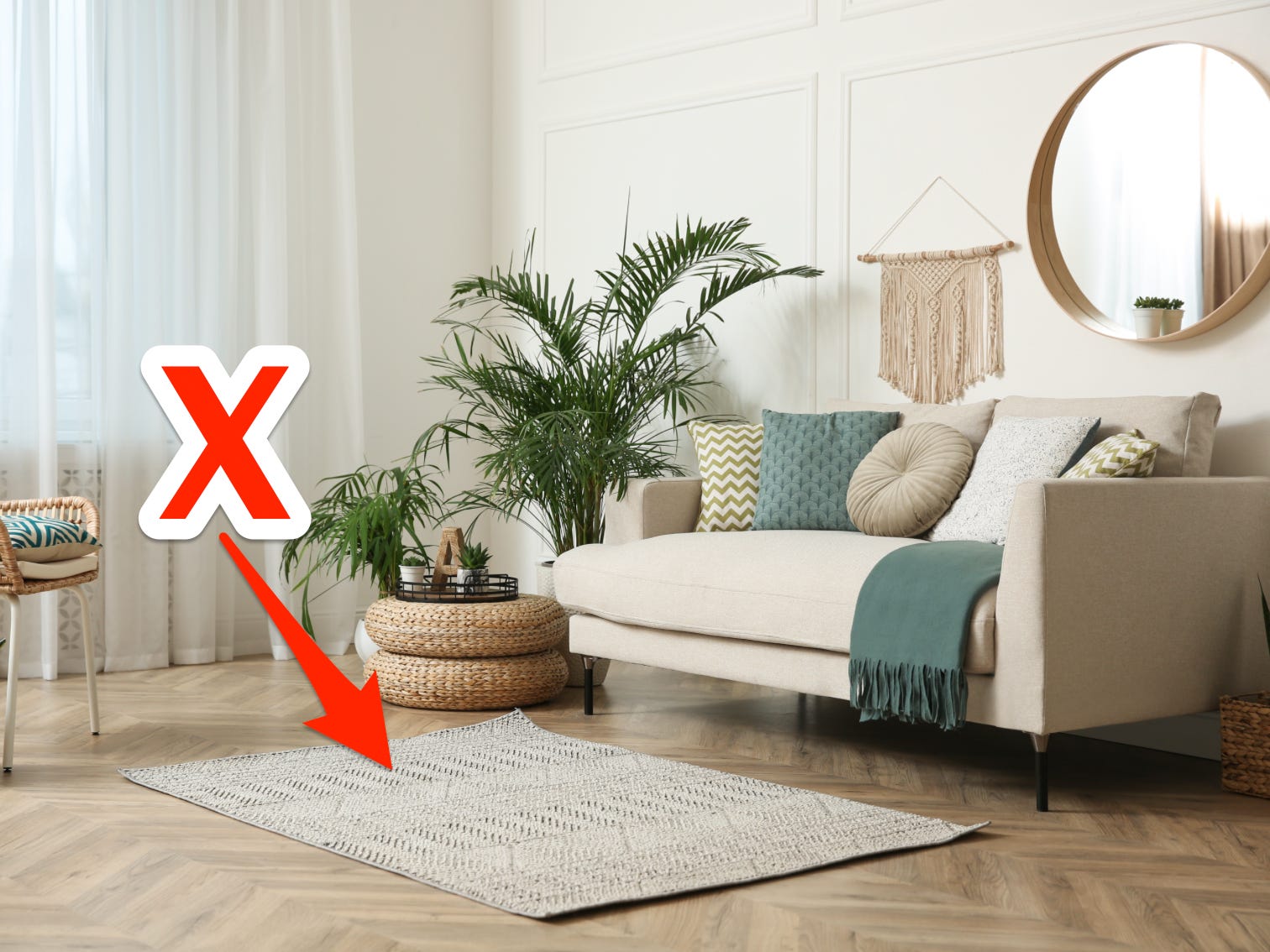 Rotes X und Pfeil zeigen auf einen kleinen strukturierten Teppich in einem modernen Wohnzimmer