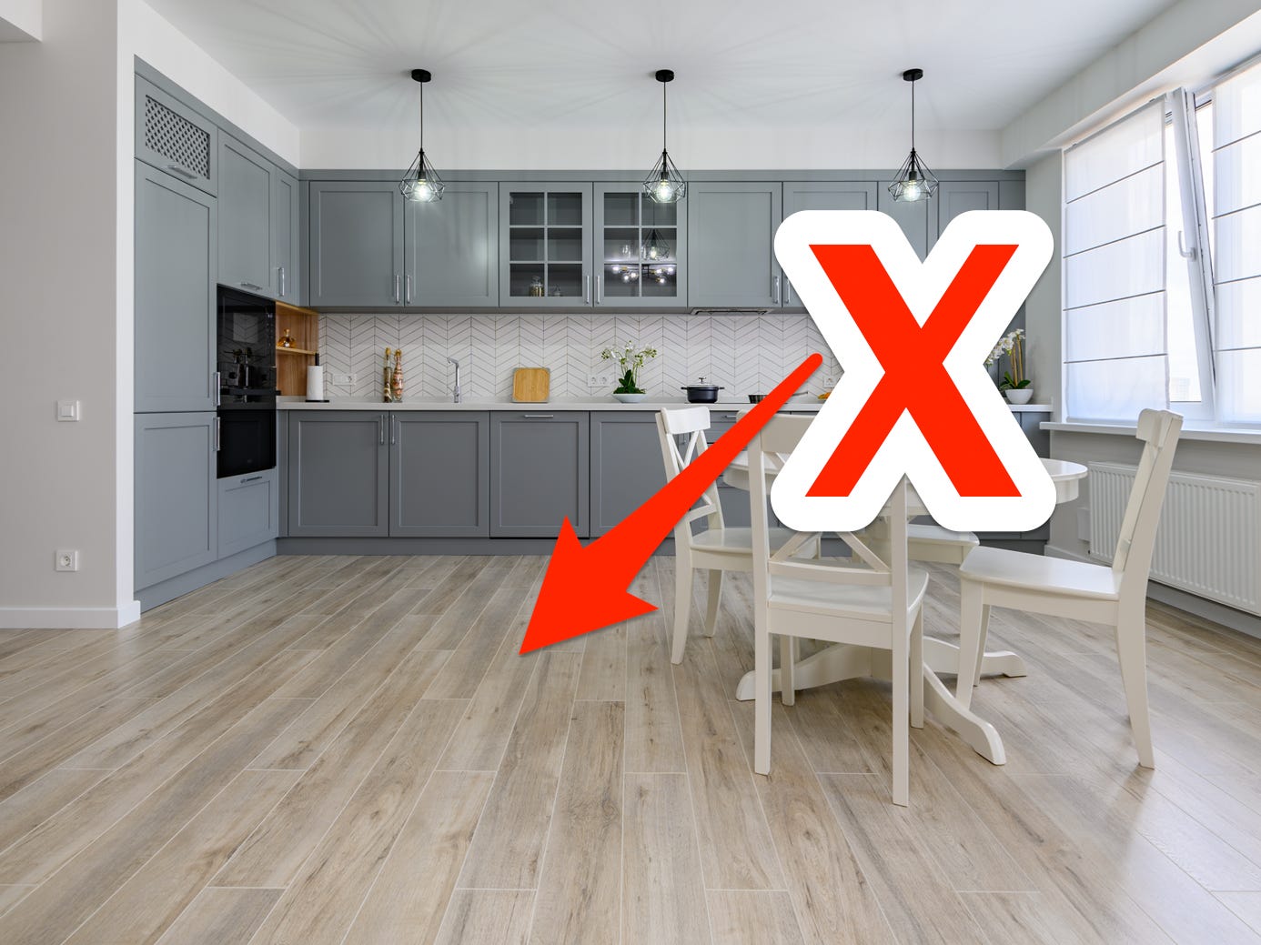Rotes X und Pfeil zeigen auf Laminatboden in einer modernen Küche mit minimalistischen Möbeln