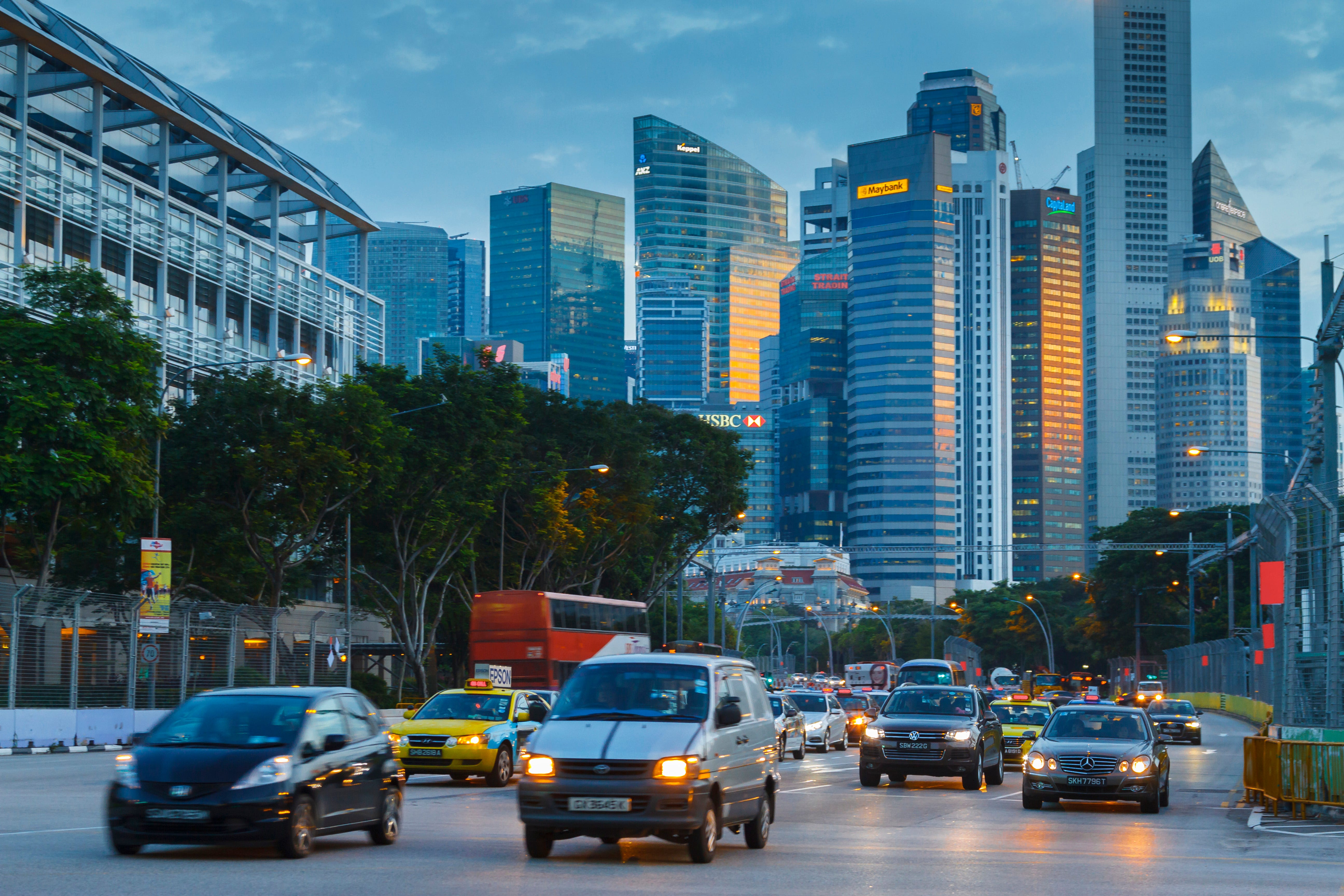 Wolkenkratzer und Verkehr in Singapur.