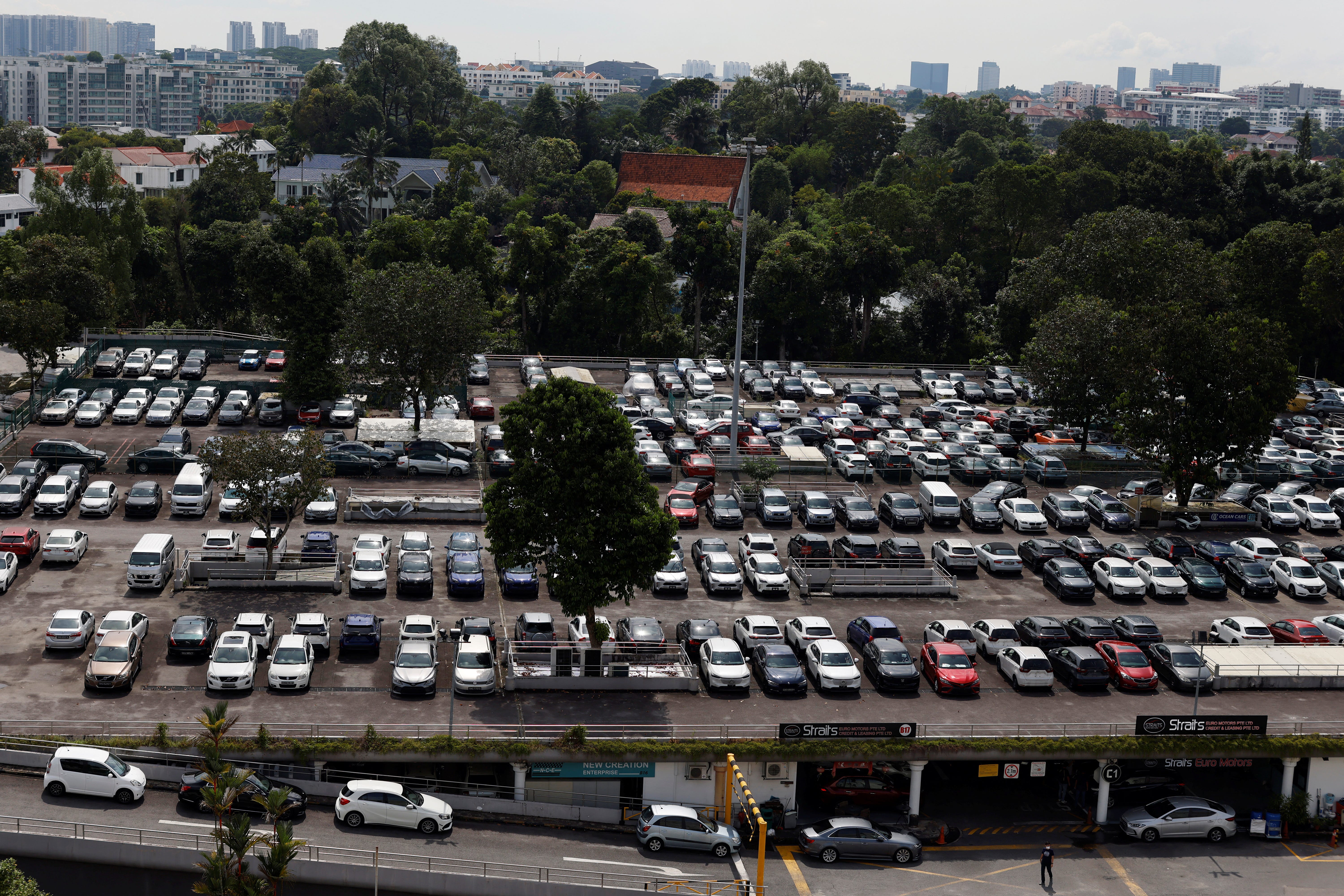 Zum Verkauf stehende Autos werden am 17. Oktober 2022 bei Gebrauchtwagenhändlern in Singapur geparkt.