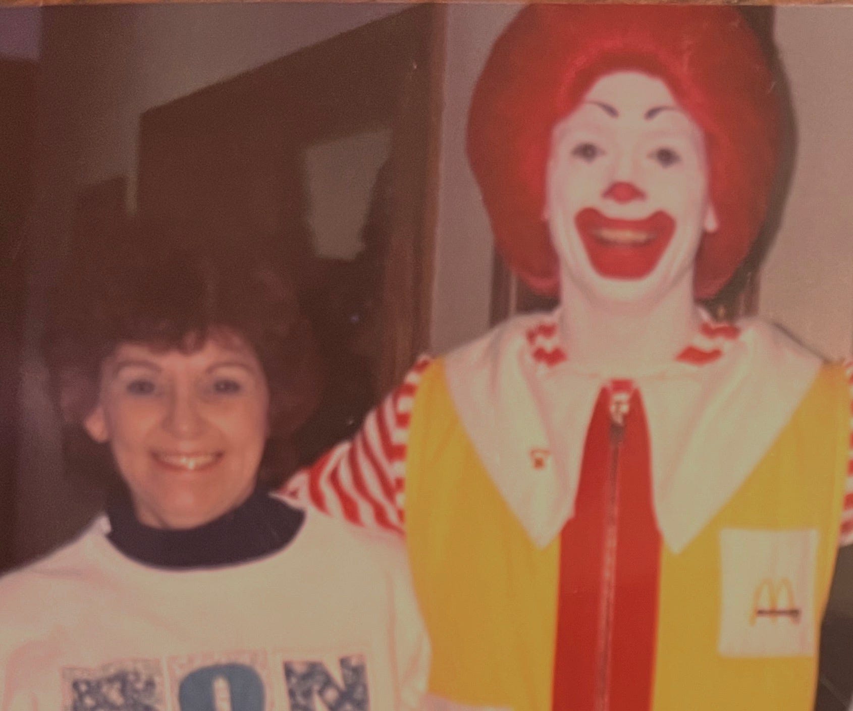 Ein altes Foto, das Dot Sharp, einen McDonald's-Mitarbeiter, und einen als Ronald McDonald verkleideten Mann zeigt
