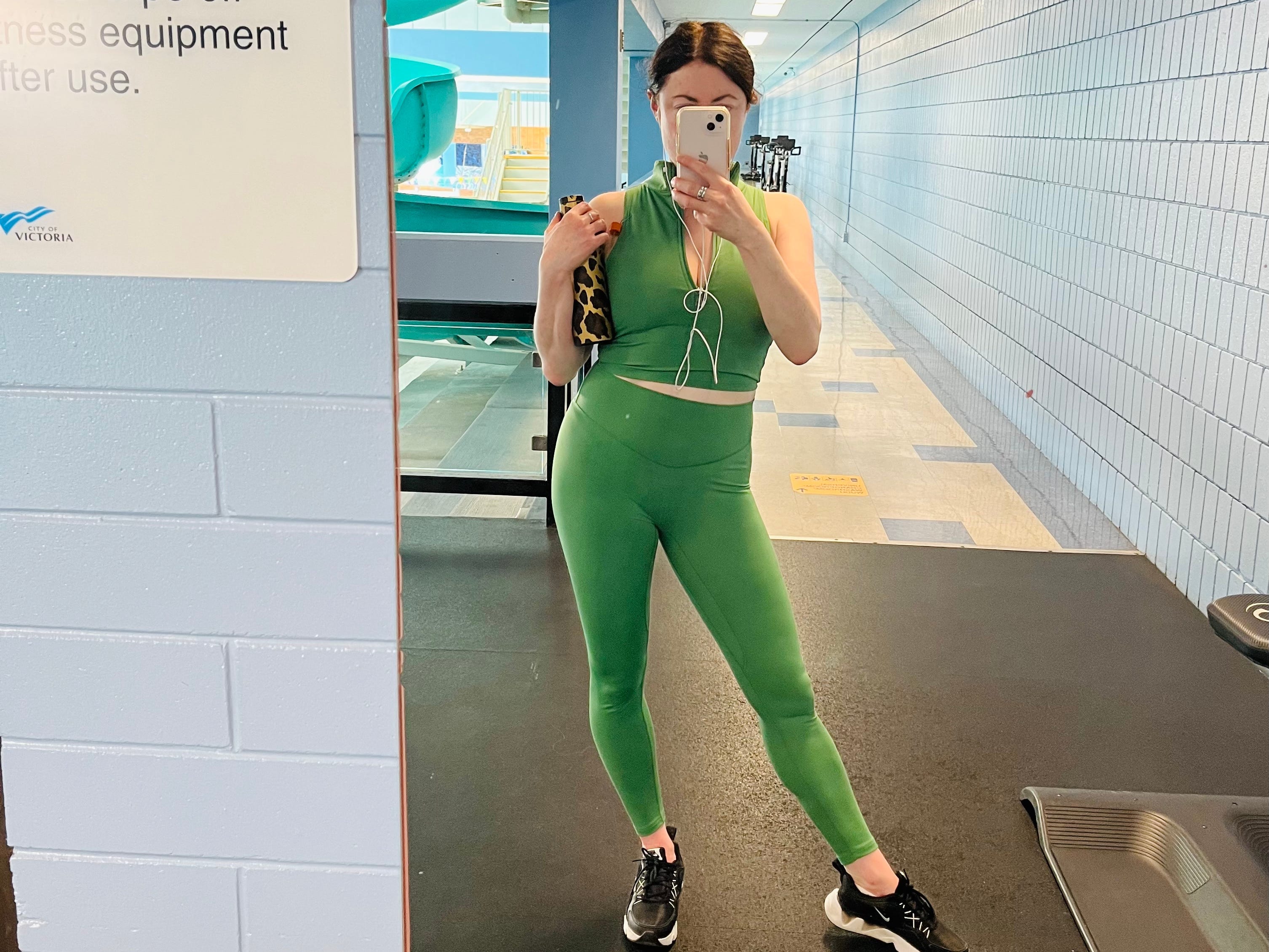 Simone macht ein Spiegel-Selfie, bereit für einen Yoga-Kurs im Fitnessstudio