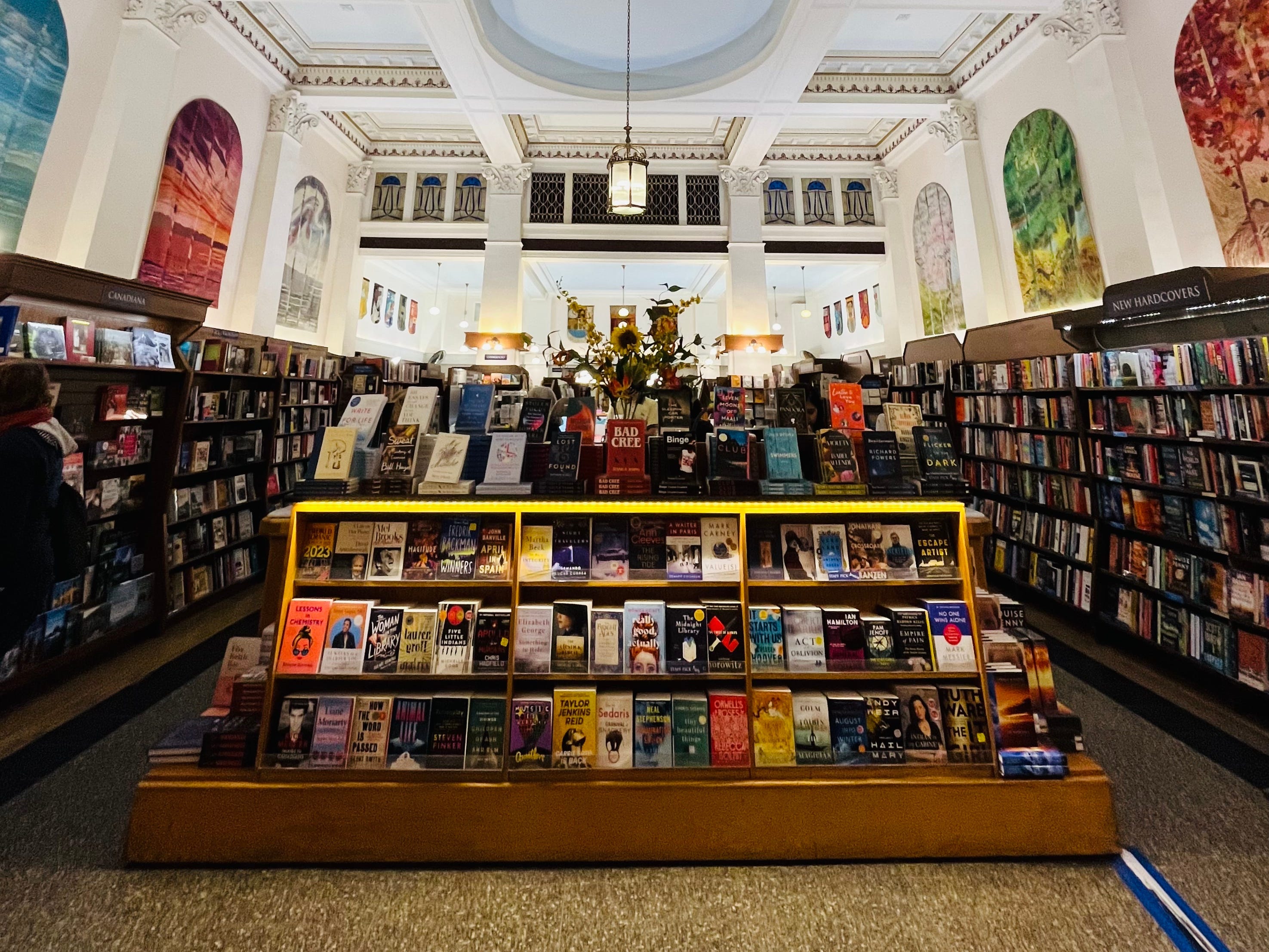 Innenaufnahme der komplizierten Munro-Buchhandlung in Victoria, Kanada