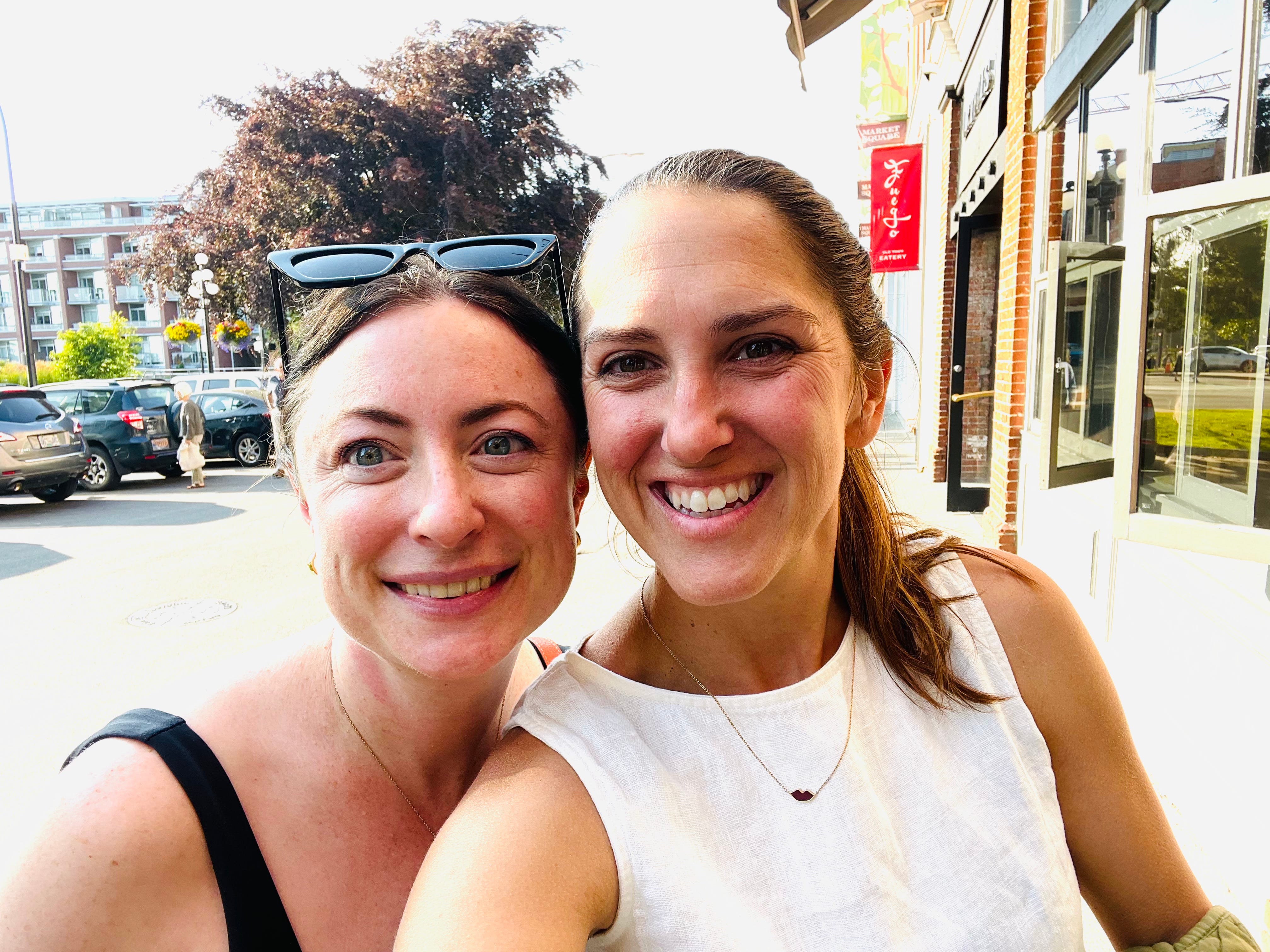 Simone und ihre Cousine posieren für ein Selfie auf den Straßen von Victoria, Kanada