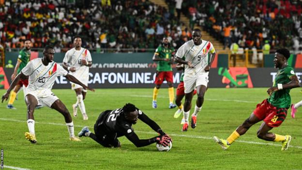 Guinea-Keeper Ibrahim Kone pariert gegen Kamerun