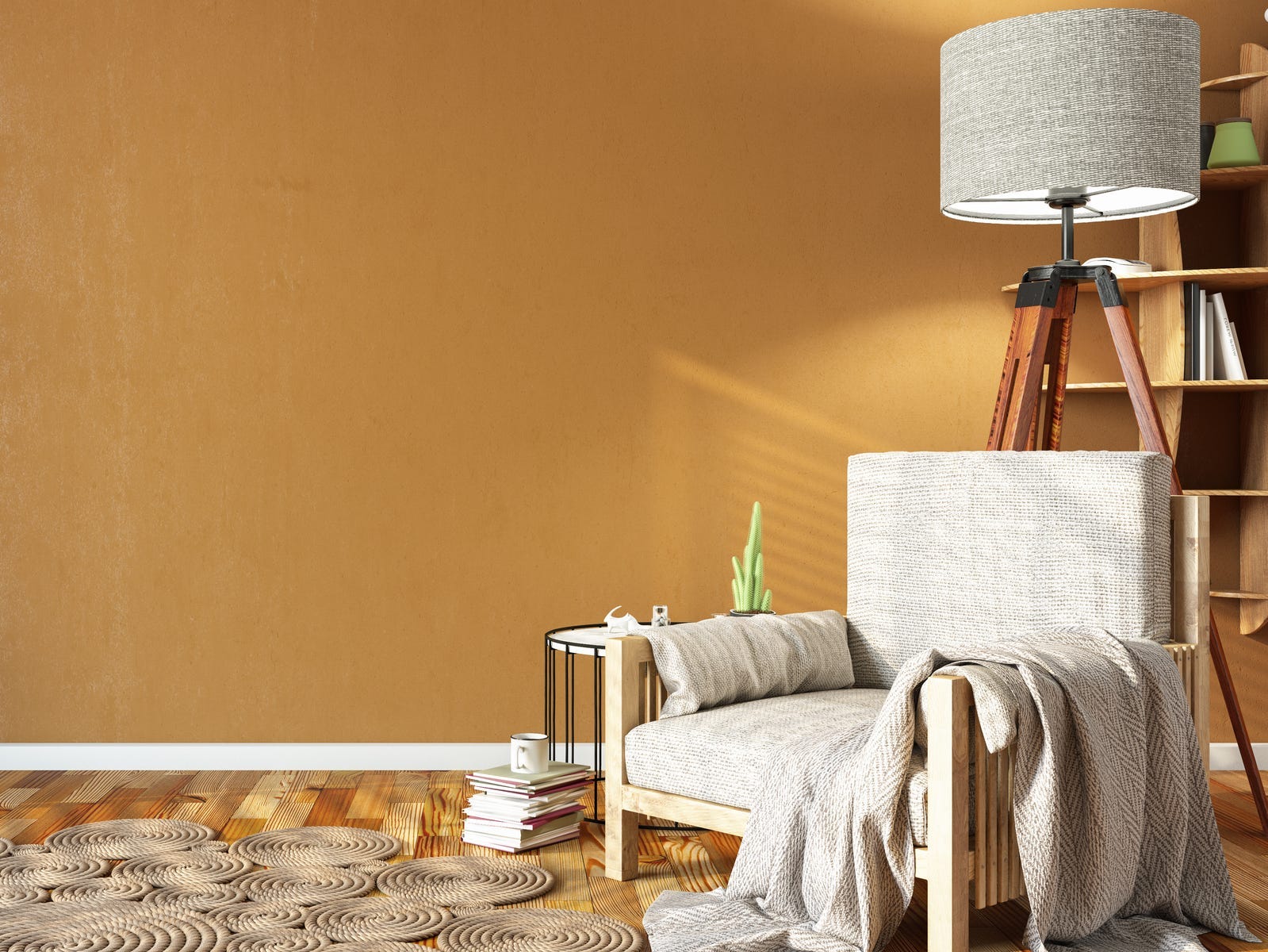Ein Raum mit einer butterscotchfarbenen Wand, einem cremefarbenen Stuhl mit Decke und einer Lampe