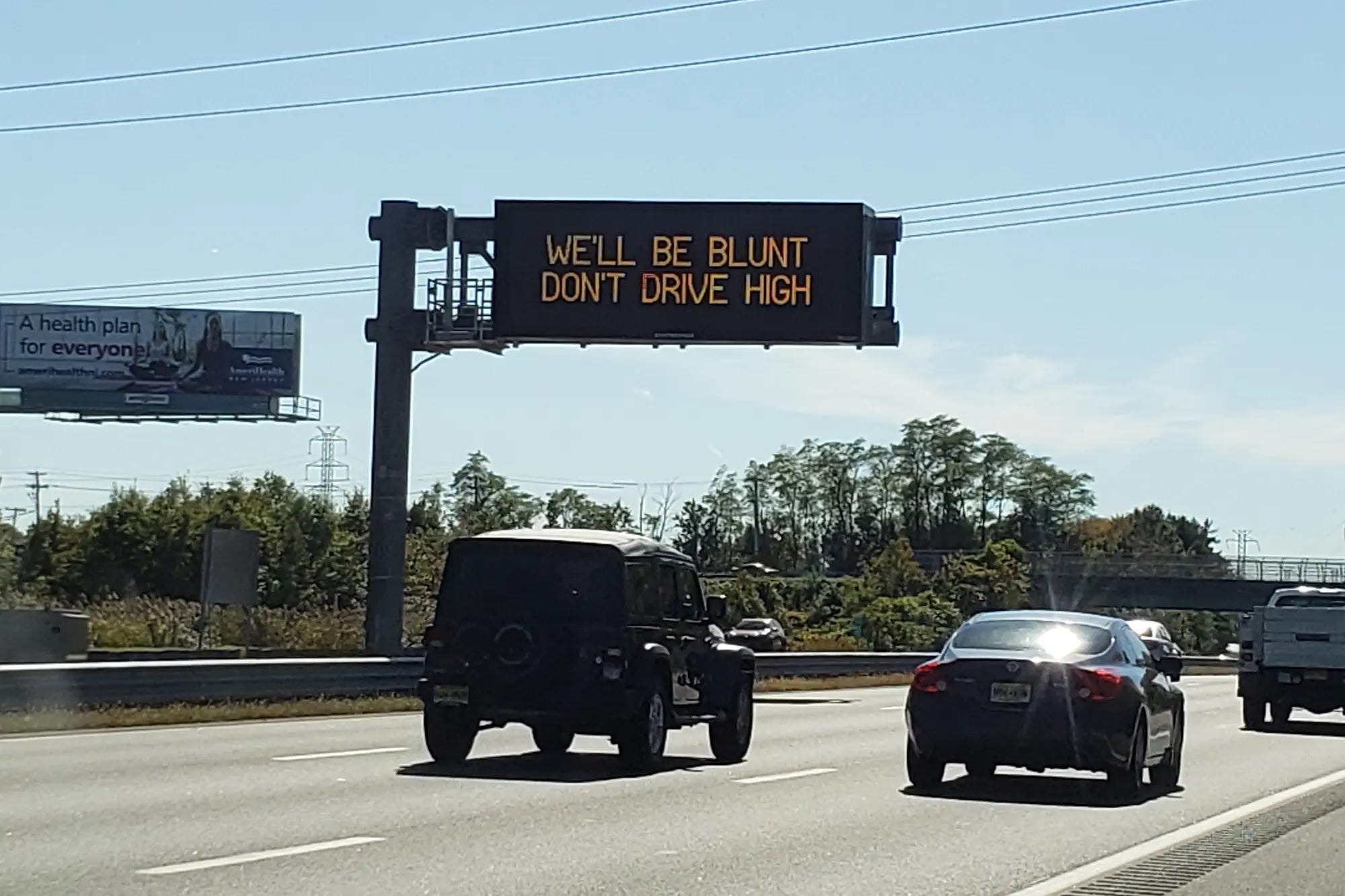 Sicherheitsschild des Verkehrsministeriums von New Jersey am Straßenrand mit der Aufschrift: „Wir werden unverblümt sein, fahren Sie nicht zu hoch.“
