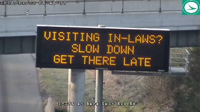 Ein Straßensicherheitsschild des Ohio Department of Transportation mit der Aufschrift: „Zu Besuch bei den Schwiegereltern? Machen Sie langsamer. Kommen Sie spät an.“