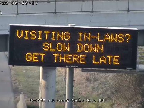 Ein Straßensicherheitsschild des Ohio Department of Transportation mit der Aufschrift: „Zu Besuch bei den Schwiegereltern? Machen Sie langsamer. Kommen Sie spät an.“