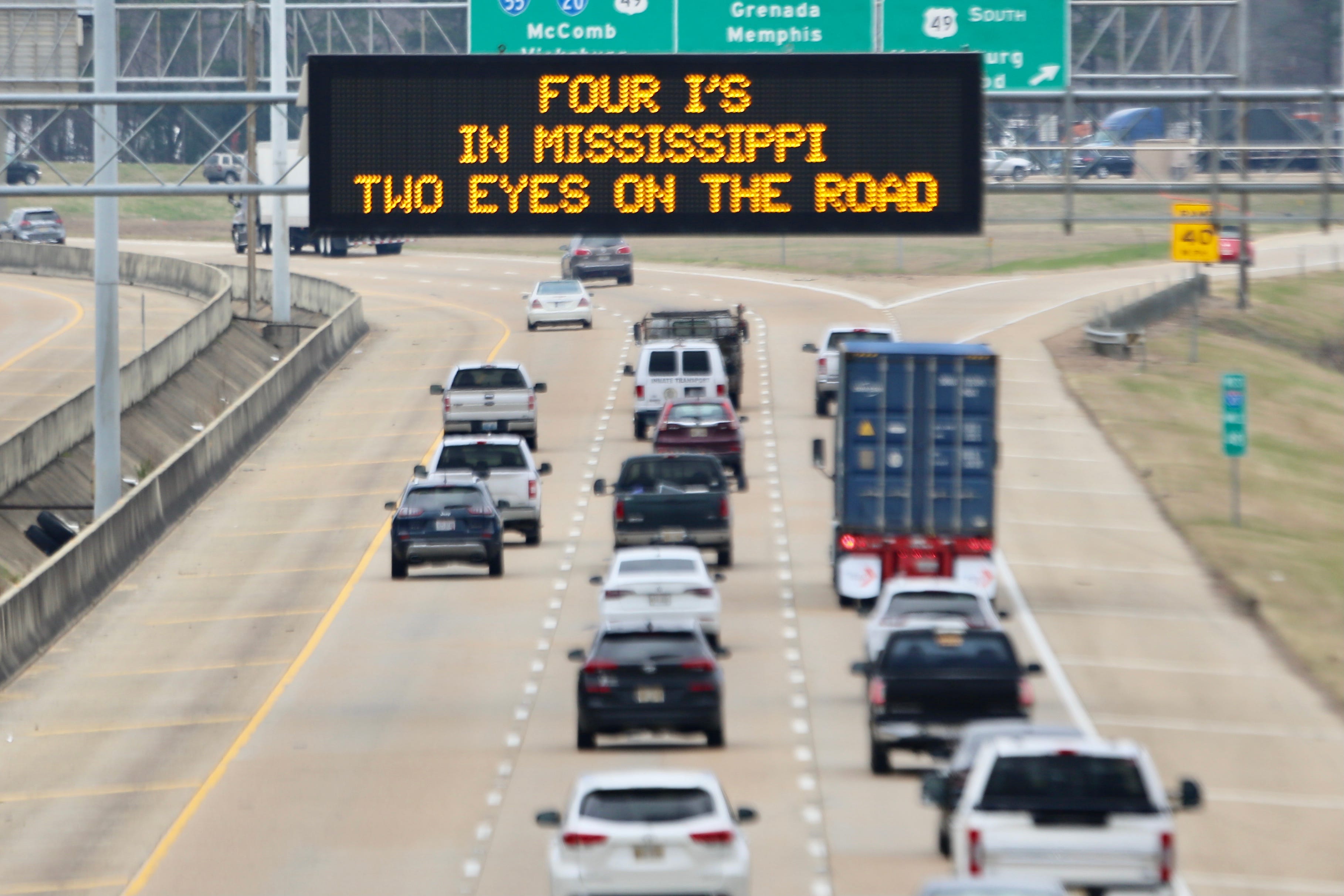Ein Straßensicherheitsschild in Mississippi mit der Aufschrift: „Four I's in Mississippi, two eyes on the road.“
