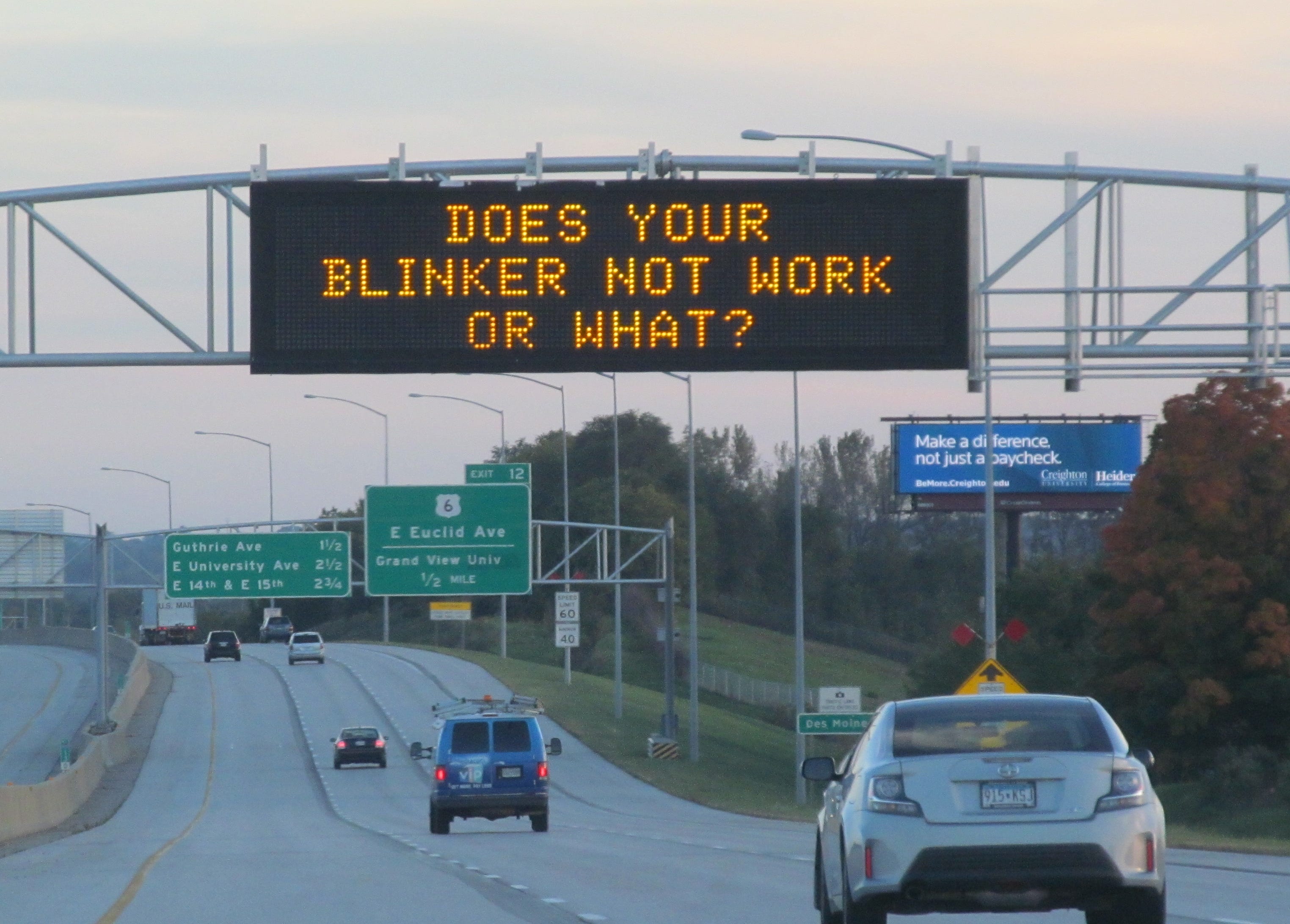 Straßensicherheitsschild des Verkehrsministeriums von Iowa mit der Aufschrift „Funktioniert Ihr Blinker nicht oder was?“