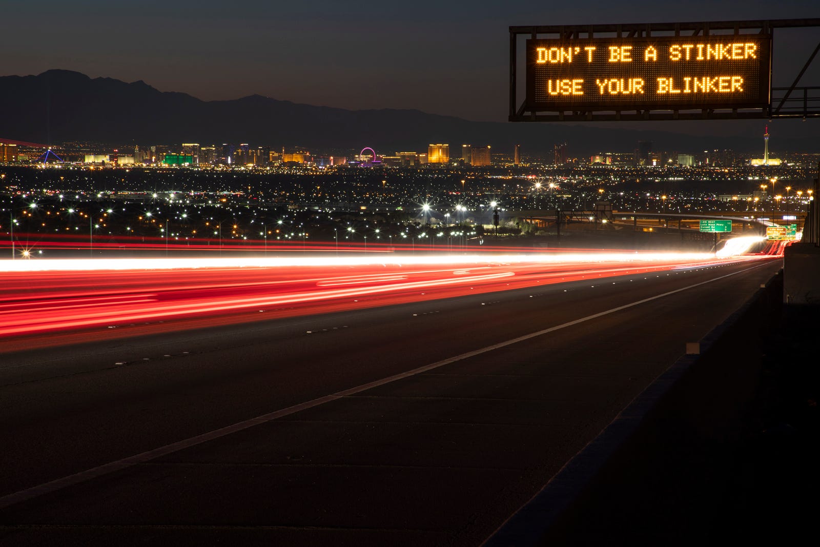 Eine Verkehrssicherheitsmeldung des Verkehrsministeriums von Nevada mit der Aufschrift: „Sei kein Stinker, benutze deinen Blinker.“