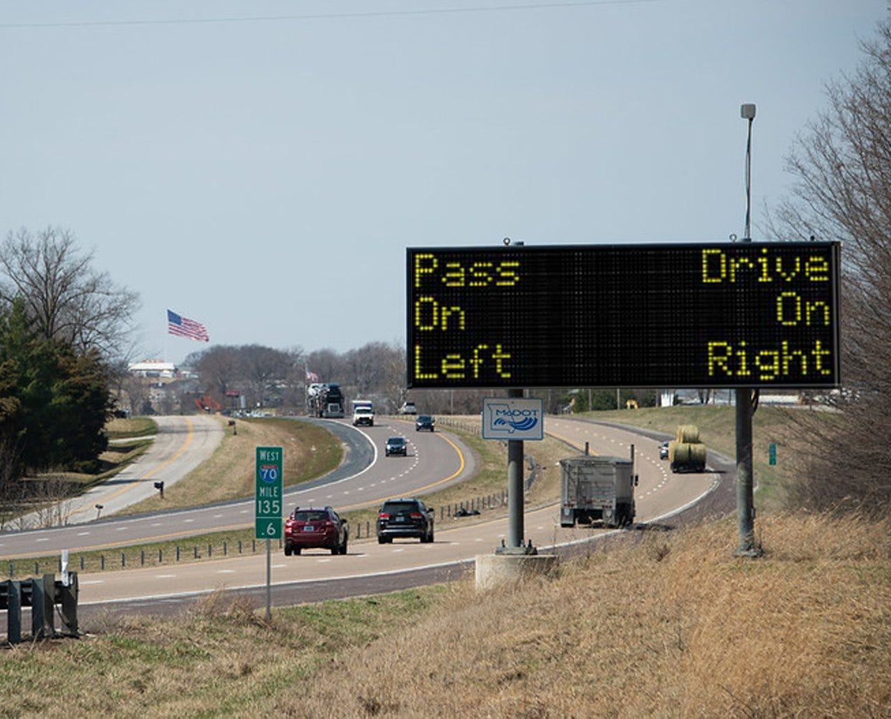 Ein Straßensicherheitsschild des Verkehrsministeriums von Missouri, das Autofahrer dazu auffordert, „links weiterzufahren“ und „rechts zu fahren“.
