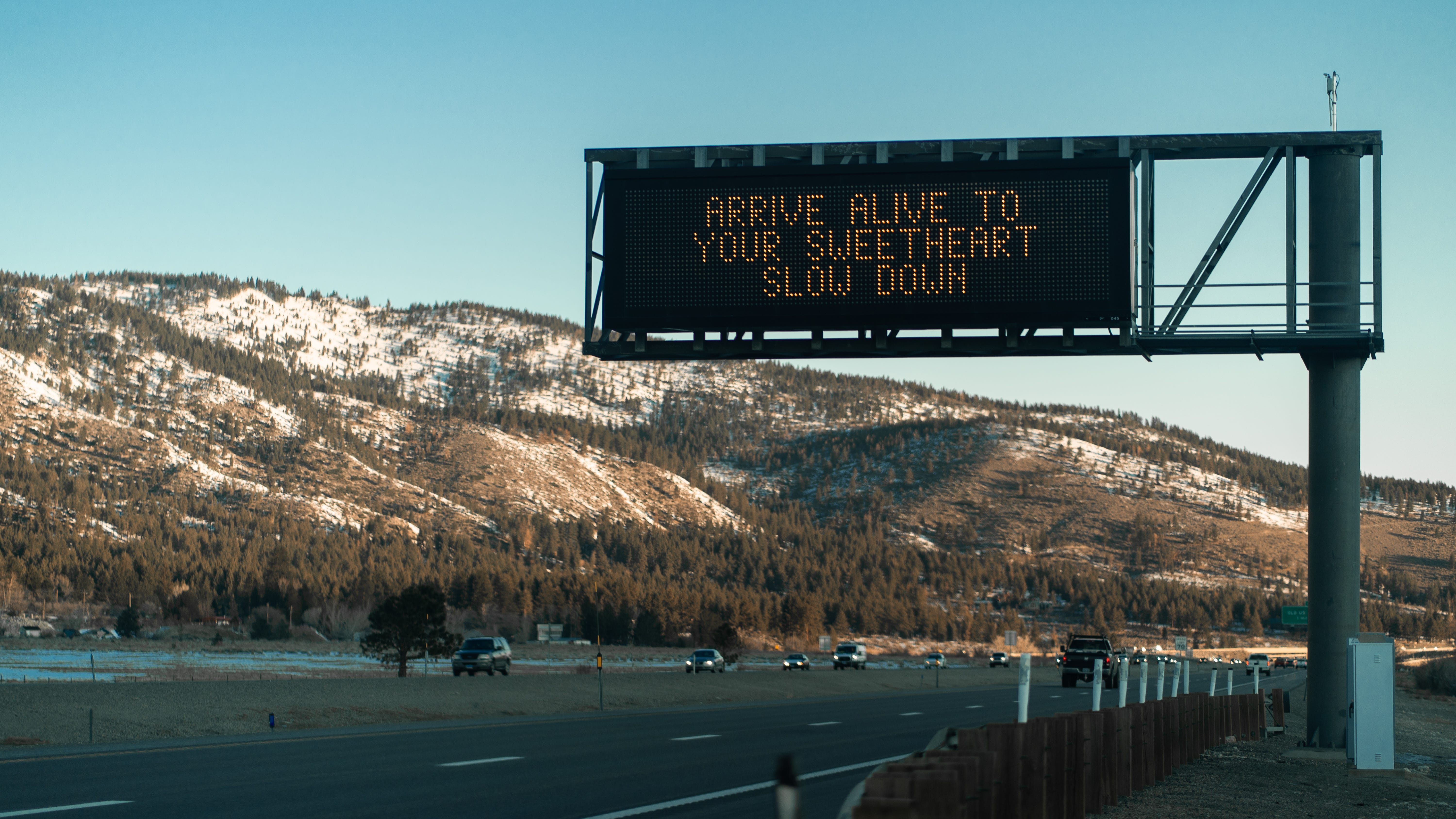 Eine Verkehrssicherheitsbotschaft zum Valentinstag am Straßenrand des Verkehrsministeriums von Nevada mit der Aufschrift: „Komm lebend zu deinem Schatz, fahre langsamer.“