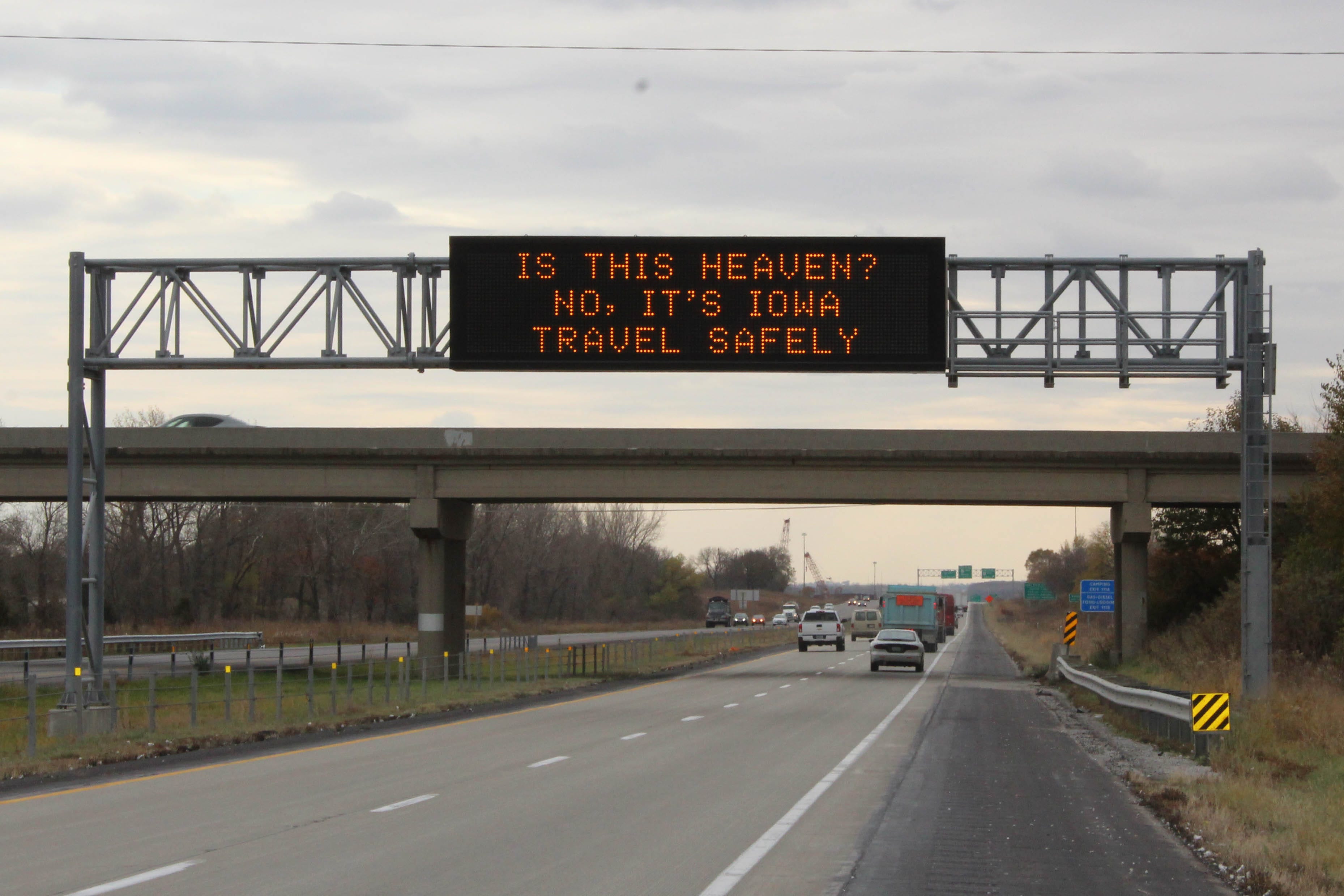 Ein Straßensicherheitsschild des Verkehrsministeriums von Iowa mit der Aufschrift: „Ist das der Himmel? Nein, es ist Iowa. Reisen Sie sicher.“
