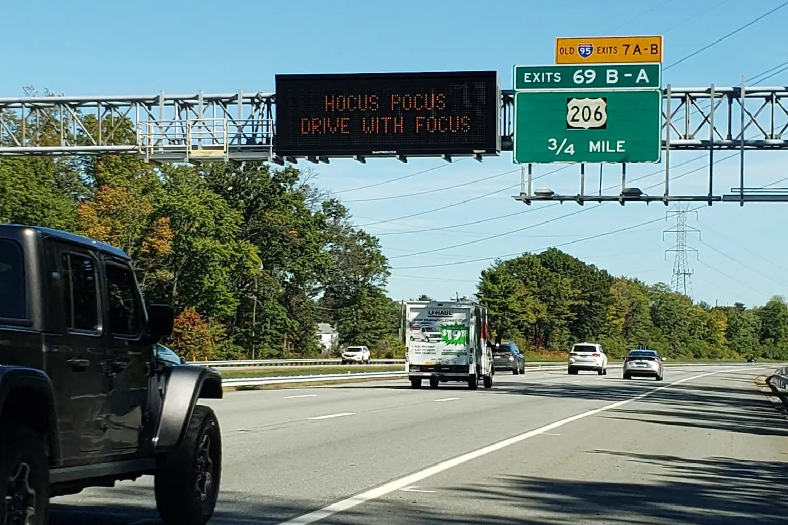 Ein Straßensicherheitsschild des New Jersey Department of Transportation mit der Aufschrift: „Hokuspokus-Fahrt mit Fokus.“