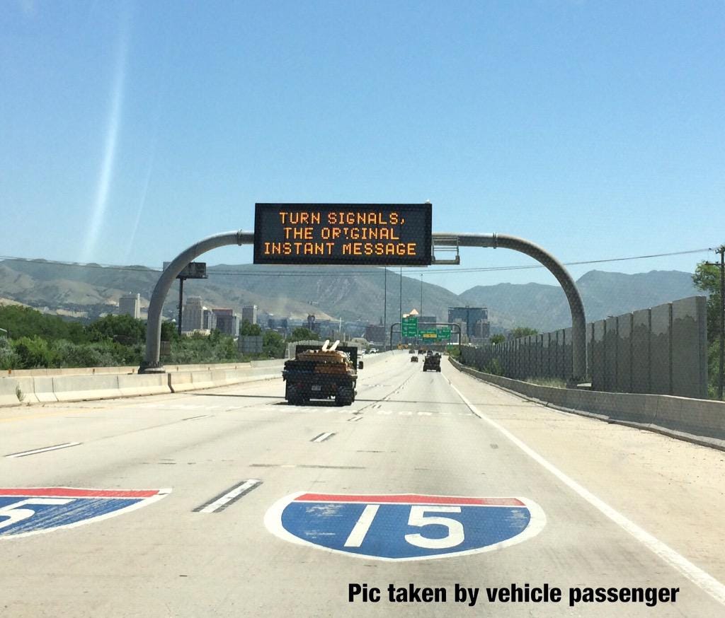 Eine Verkehrssicherheitsmeldung des Verkehrsministeriums von Utah mit der Aufschrift: „Blinker, die ursprüngliche Sofortnachricht.“