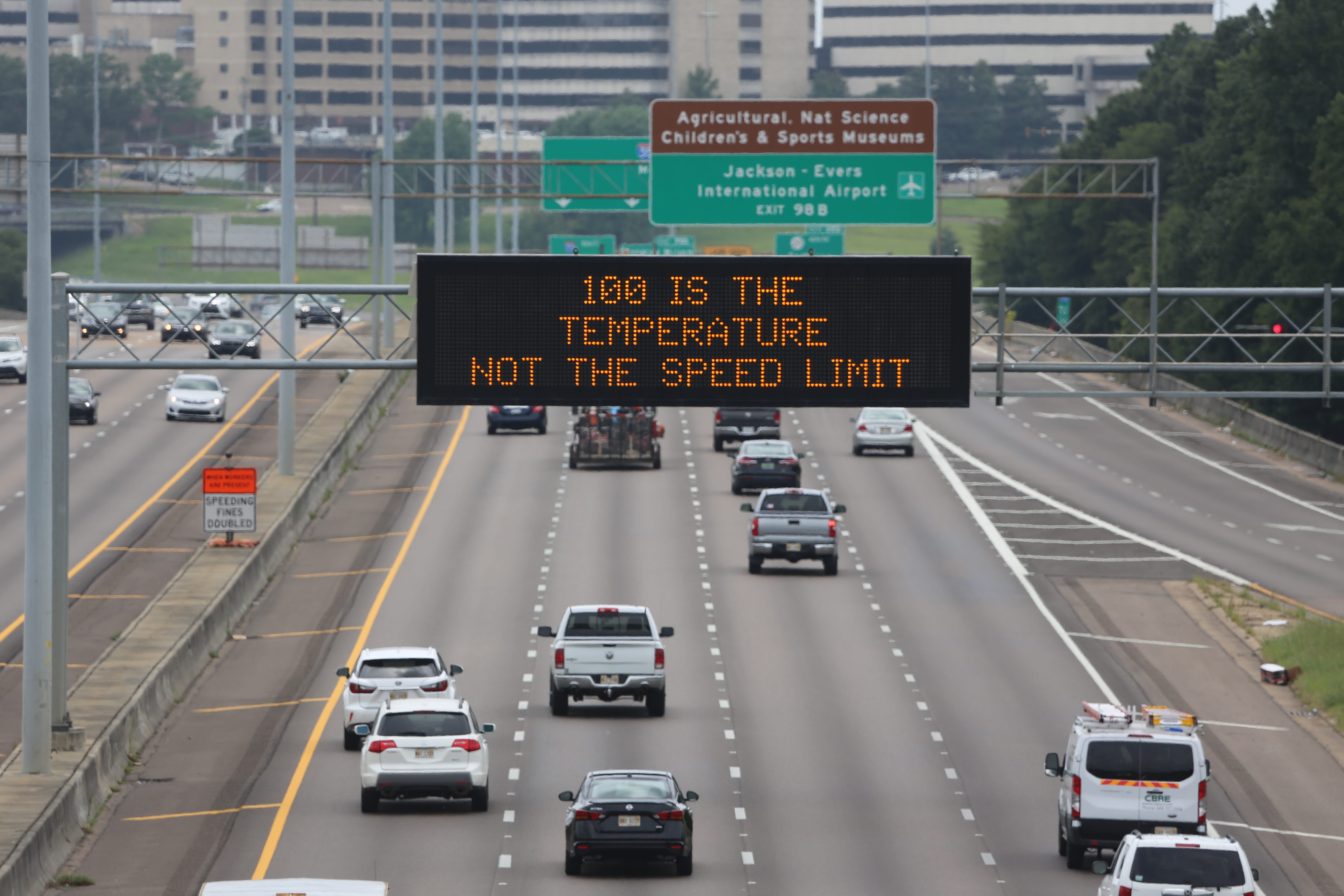 Ein Straßensicherheitsschild des Verkehrsministeriums von Mississippi mit der Aufschrift: „100 ist die Temperatur, nicht die Geschwindigkeitsbegrenzung.“
