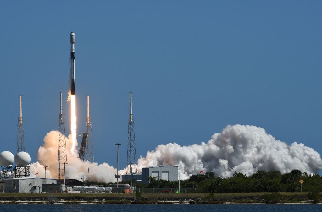 SpaceX nutzt Falcon-9-Raketen, um Chargen von jeweils rund 60 Starlink-Satelliten zu transportieren.