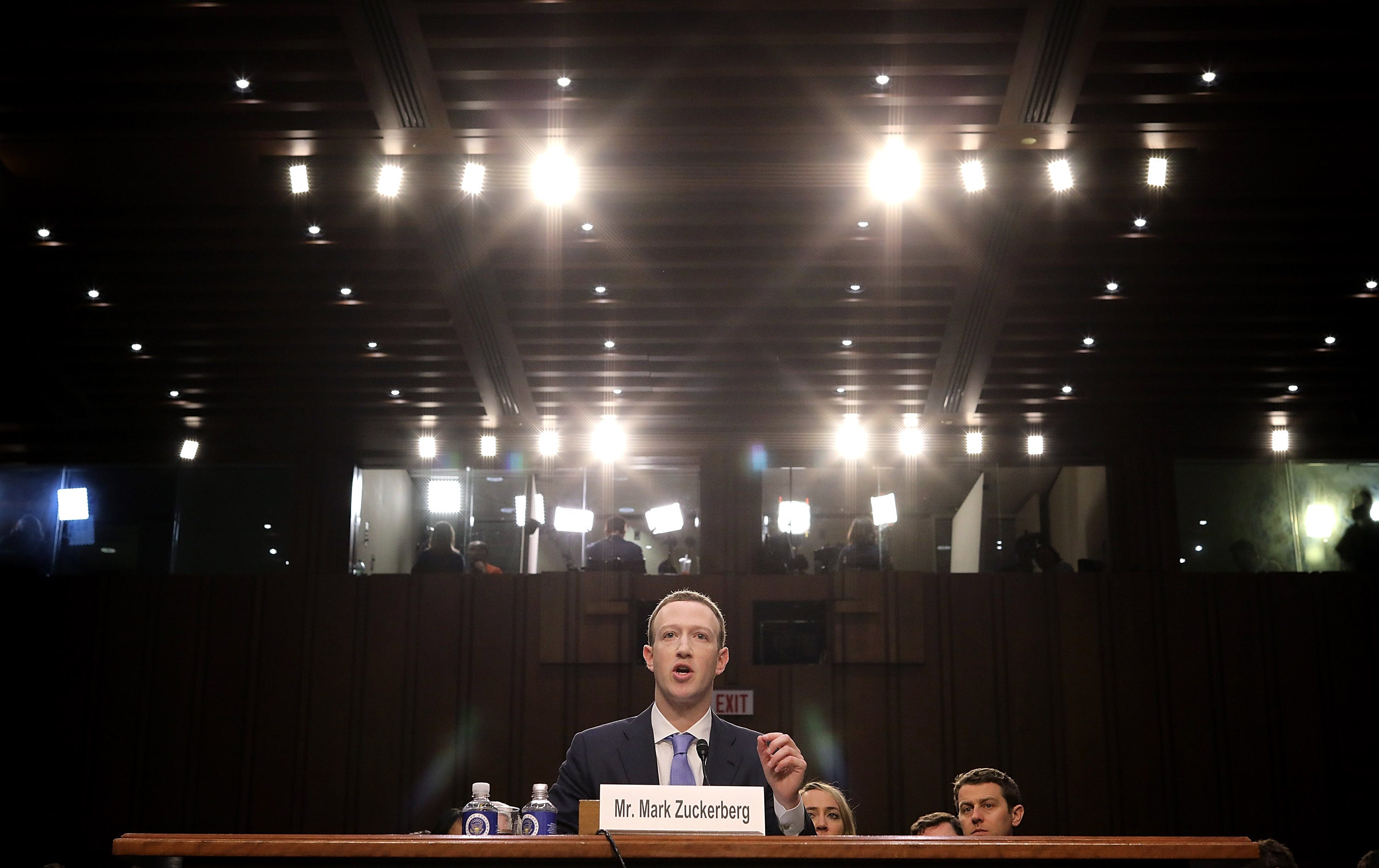 Mark Zuckerberg sagte im April 2010 im Hart Senate Office Building zum Cambridge-Analytica-Skandal aus.  Er sitzt vor einer Gedenktafel, auf der sein Name steht.