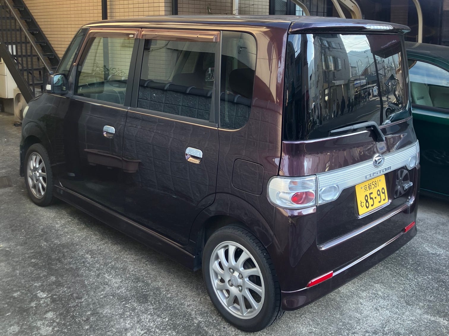 Ein in Japan geparktes Daihatsu Tanto Kei-Auto
