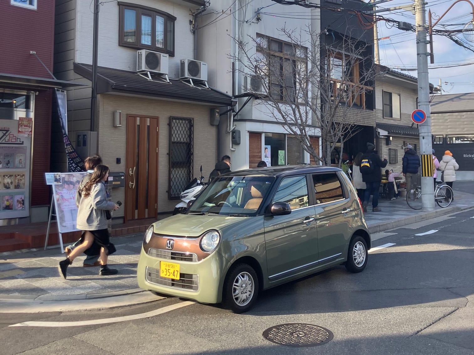 Ein Honda N-ONE Kei-Auto, geparkt in Kyoto, Japan