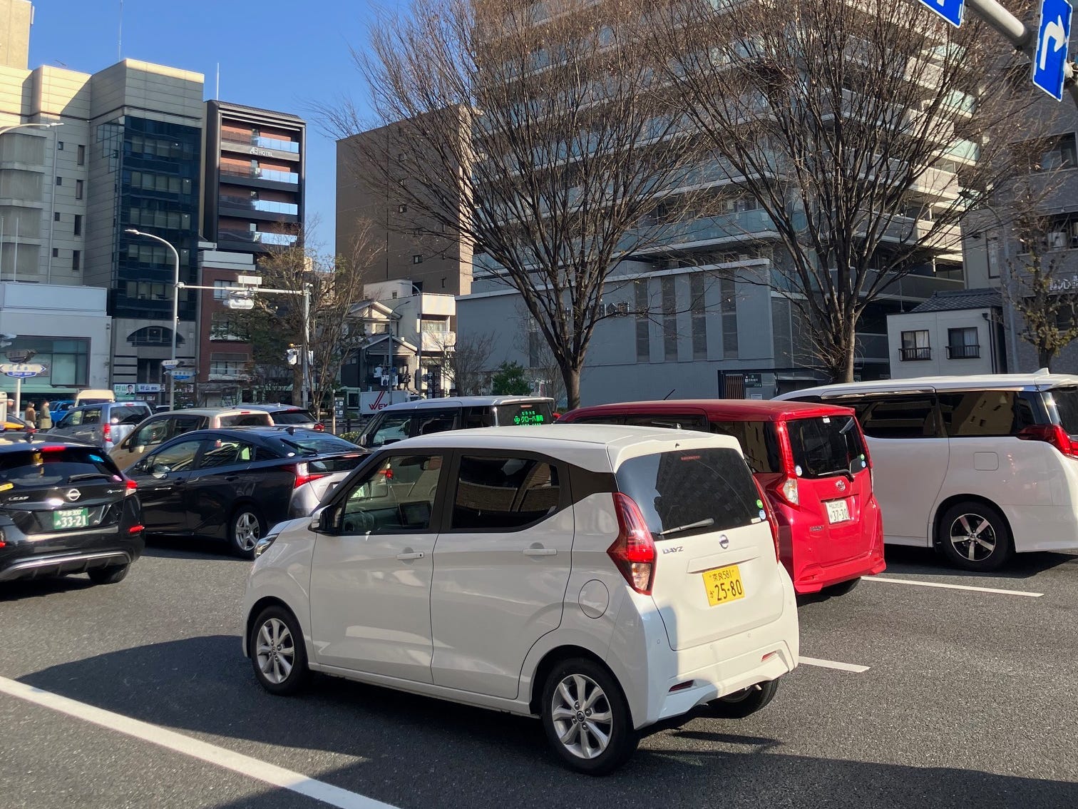 Ein Nissan Dayz Kei-Auto wartet im Verkehr in Japan