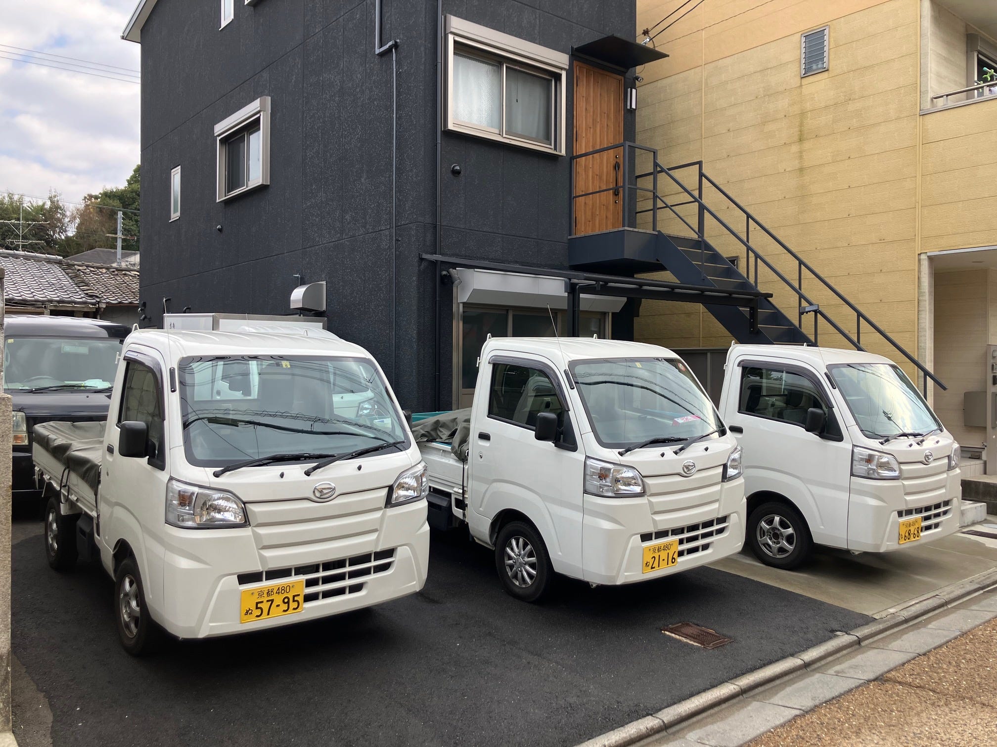 Daihatsu Hijet Kei Trucks parken nebeneinander in Japan