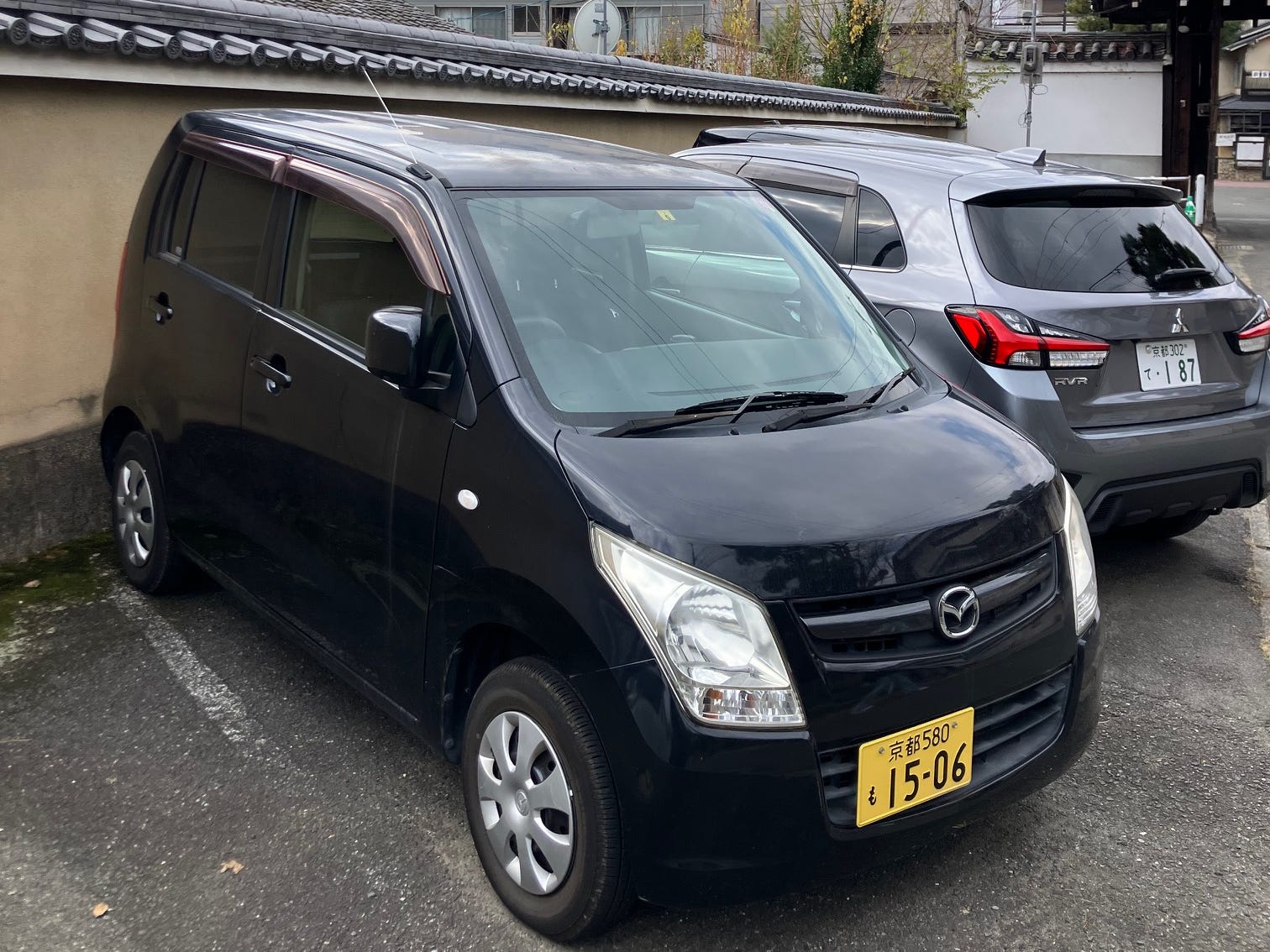 Ein Mazda AZ-Wagon, geparkt in Japan