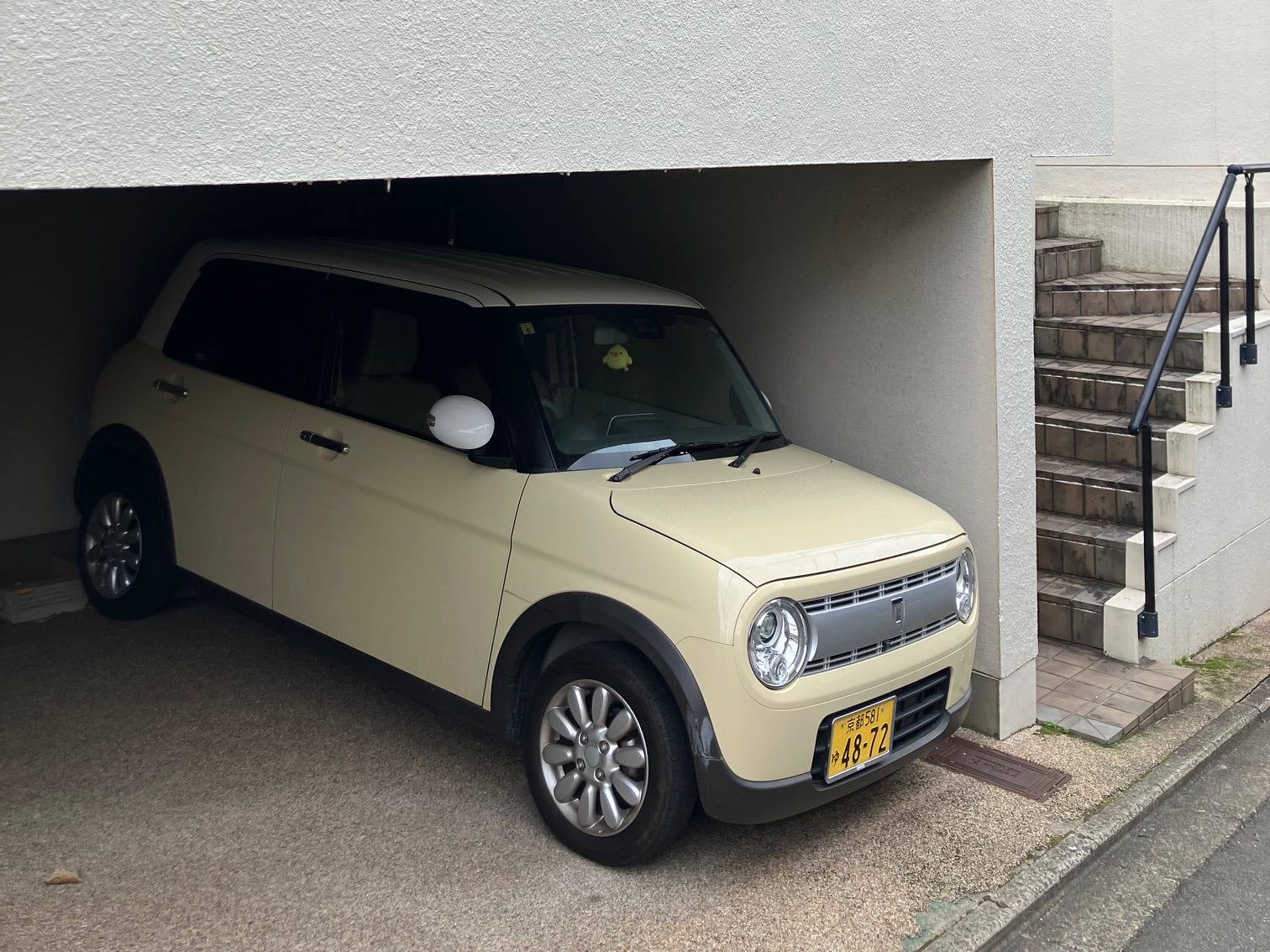 Ein Suzuki Alto Lapin parkte in einer Garage in Kyoto
