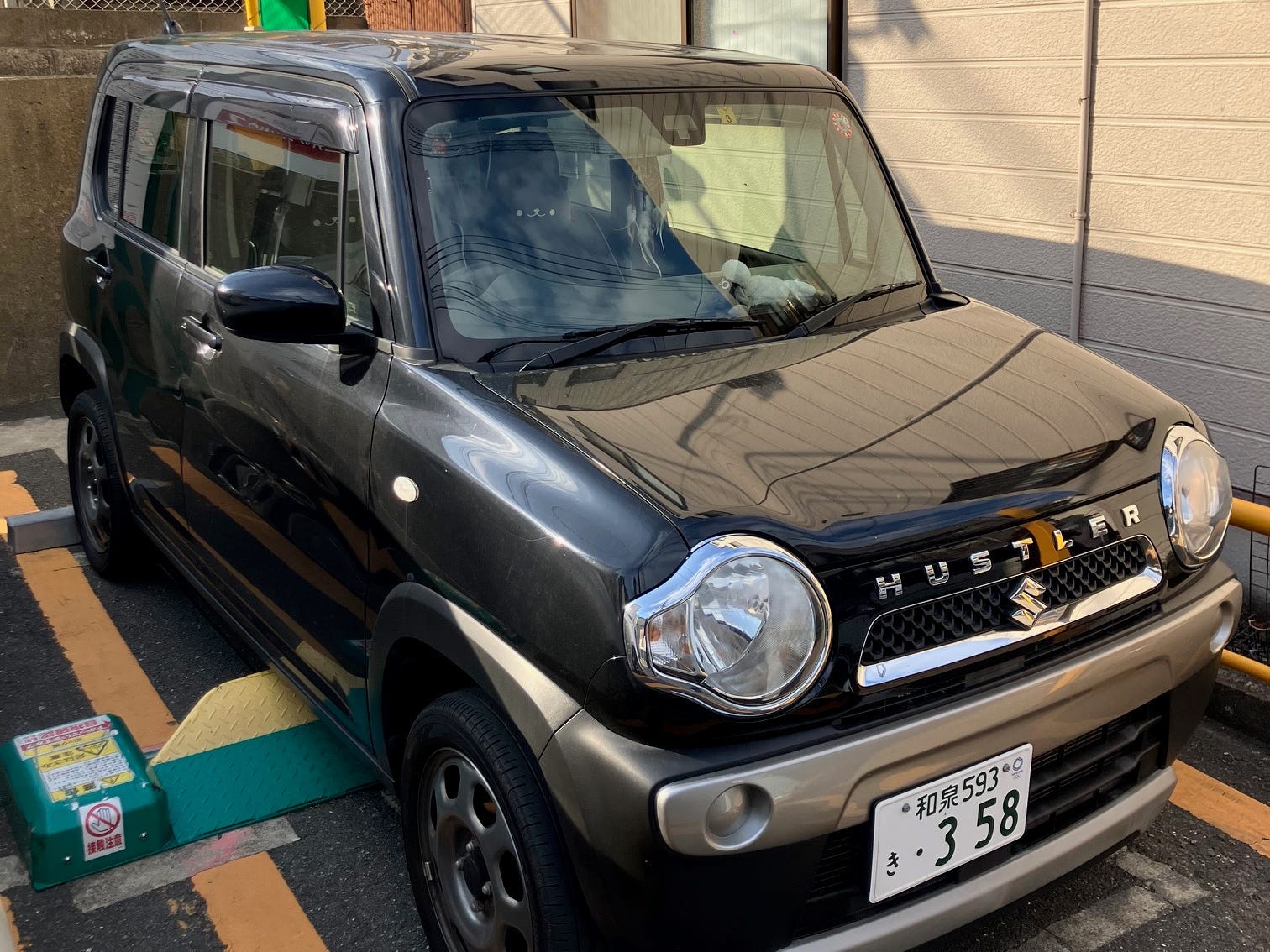 Ein Suzuki Hustler parkte in einer kleinen Einfahrt in Japan