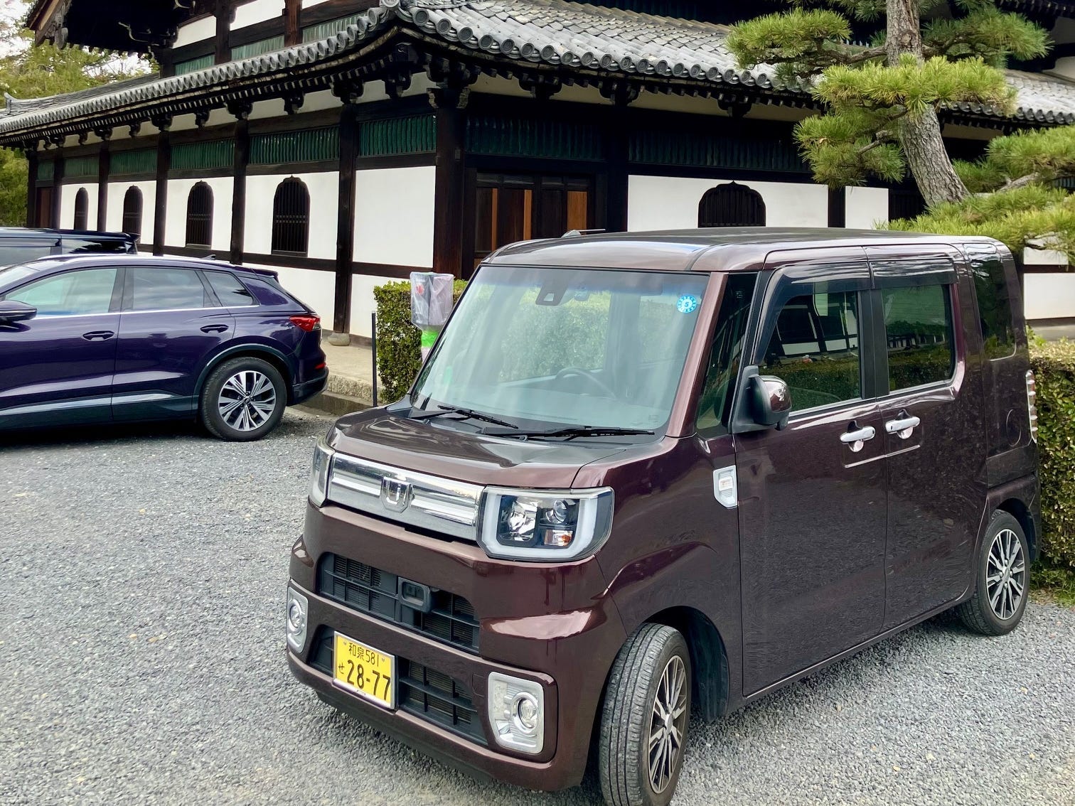 Ein Honda N-Box Kei-Auto steht auf dem Gelände des Tofukuji-Tempels in Kyoto, Japan