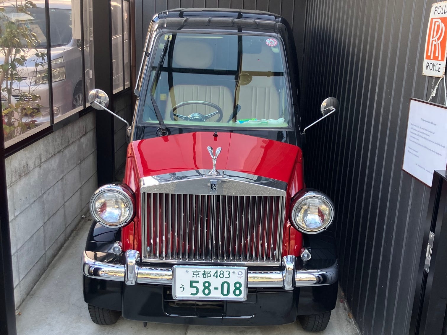 Ein Kei-Car in Japan, das so umgebaut wurde, dass es wie ein Rolls-Royce aussieht
