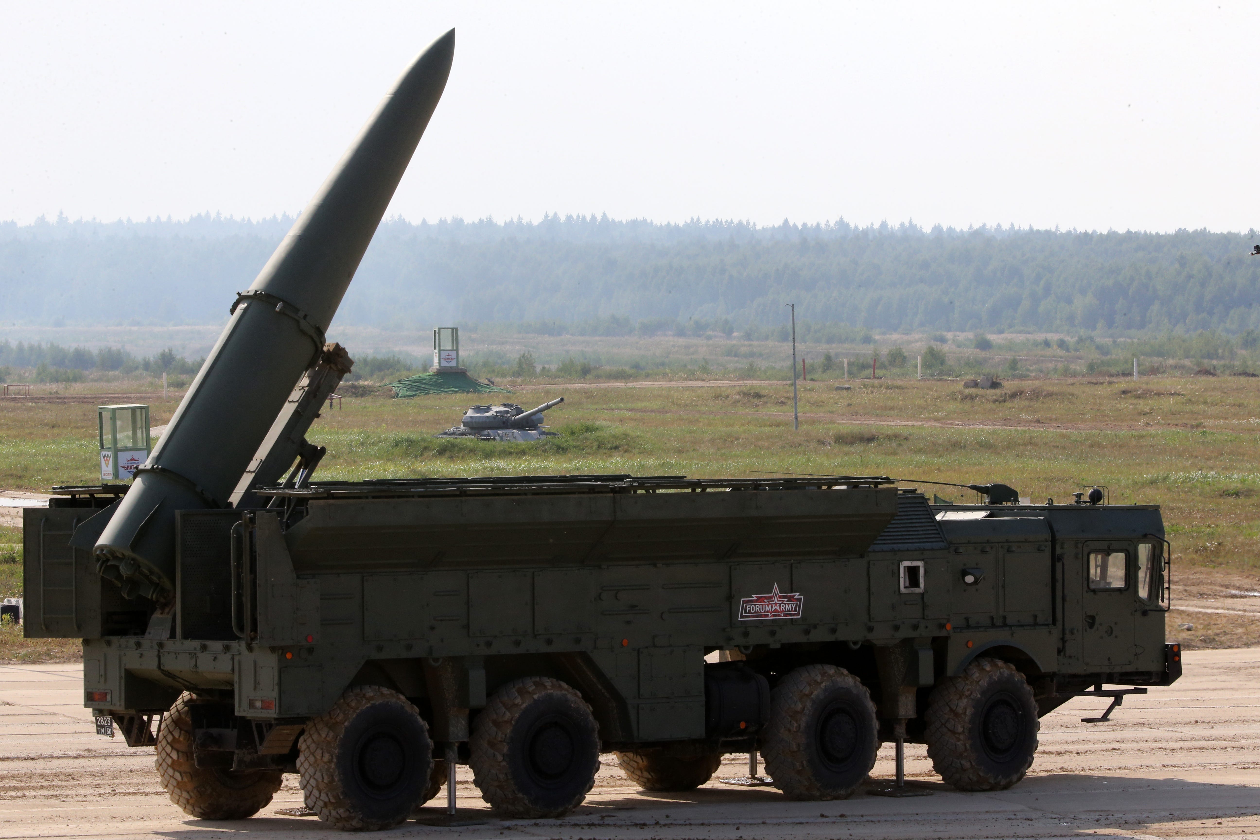 Ein russischer Iskander-E-Raketenwerfer wird am 17. August 2022 auf dem Internationalen Militärtechnischen Forum „Armee 2022“ im Patriot Park außerhalb von Moskau, Russland, ausgestellt.