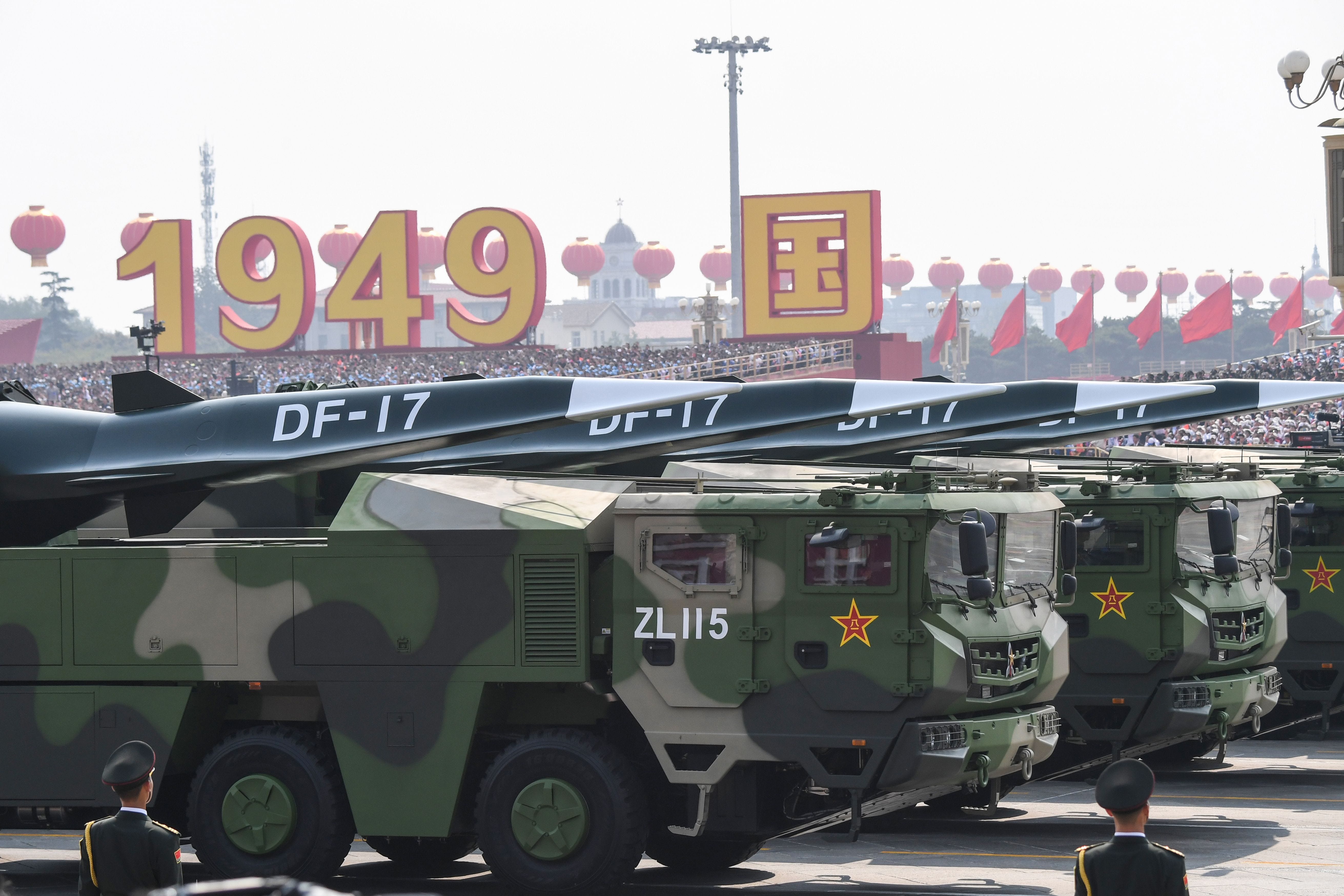 Militärfahrzeuge mit DongFeng-17-Raketen auf dem Platz des Himmlischen Friedens in Peking am 1. Oktober 2019.