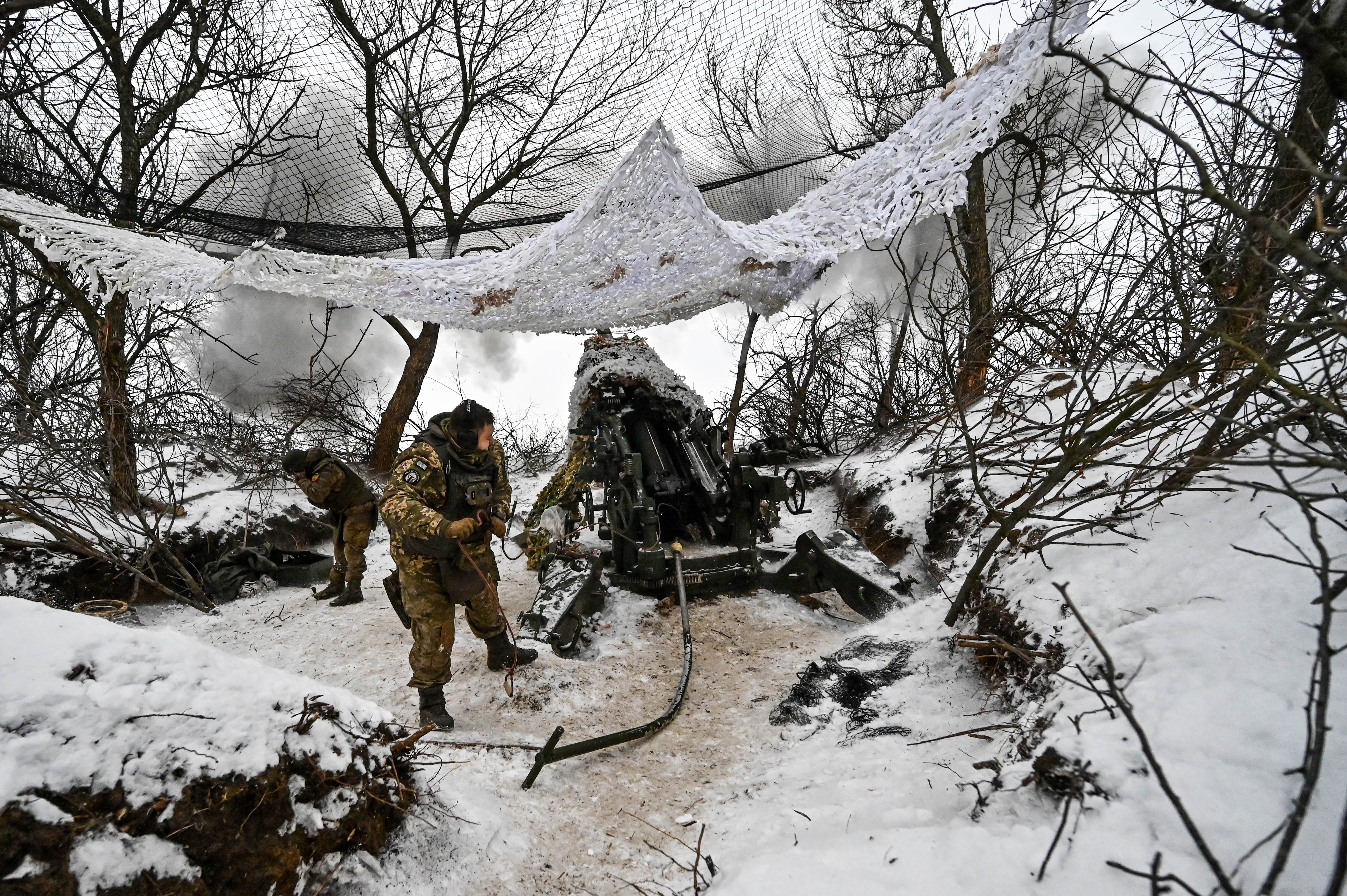Ein Soldat des 66. separaten Kanonenartilleriebataillons der 406. separaten Artilleriebrigade der Streitkräfte der Ukraine ist mit der amerikanischen Haubitze M777 in Richtung Saporischschja im Südosten der Ukraine abgebildet.