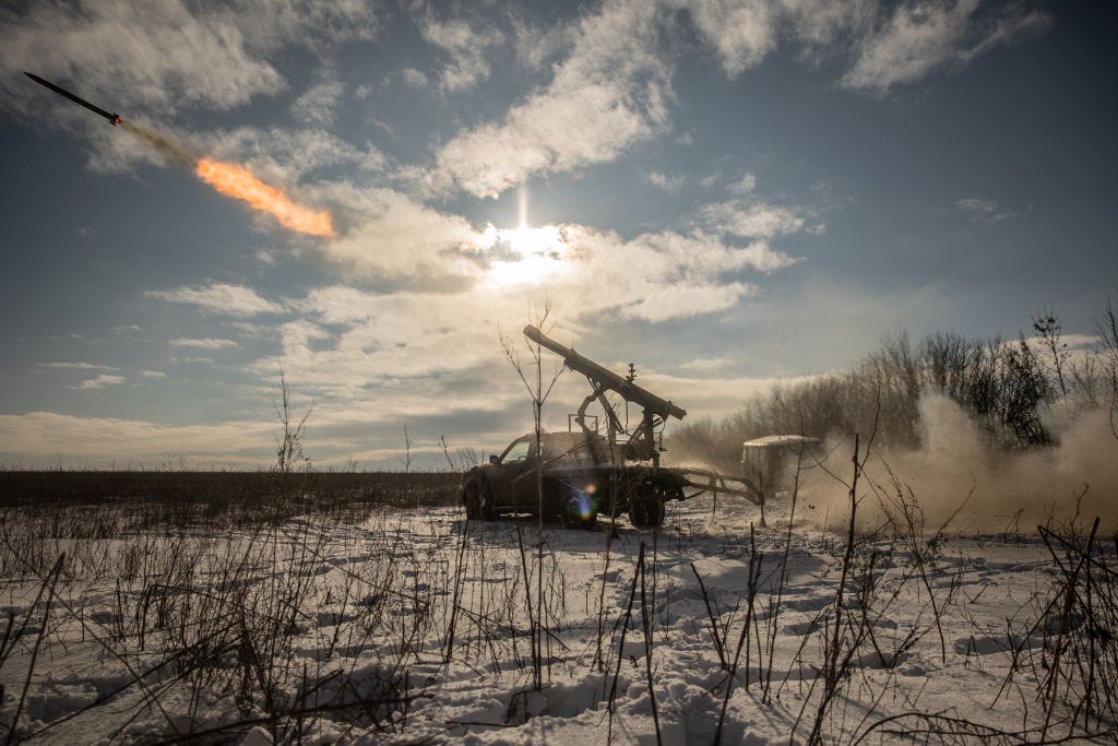 Ukrainische Soldaten feuern am 15. Januar 2024 im Oblast Donezk in der Ukraine mit einem improvisierten Mehrfachraketenwerfer auf russische Stellungen.
