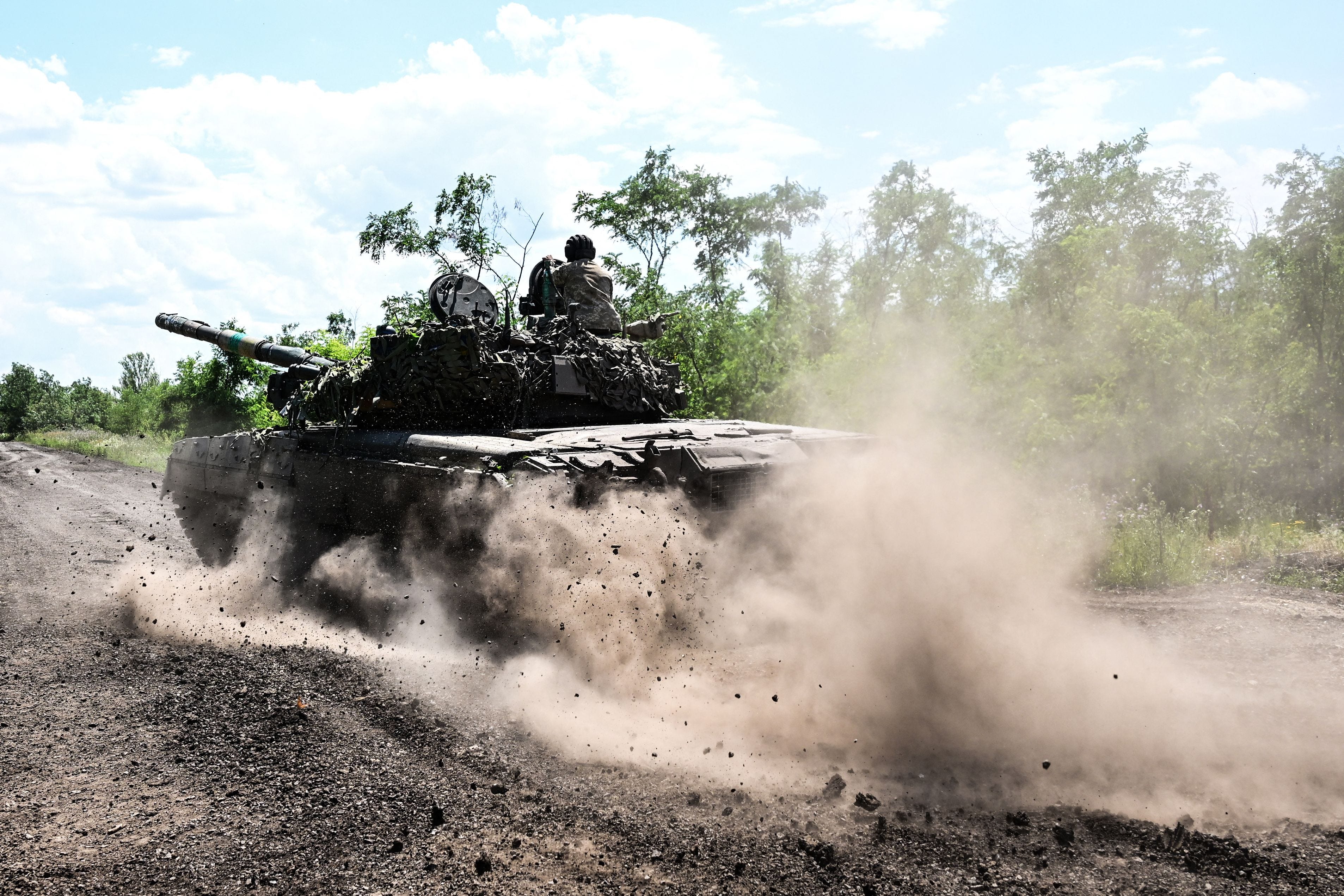 Ukrainische Soldaten steuern am 13. Juli 2022, während der russischen Invasion in der Ukraine, einen T-72-Panzer an der Frontlinie in der Ostukraine.