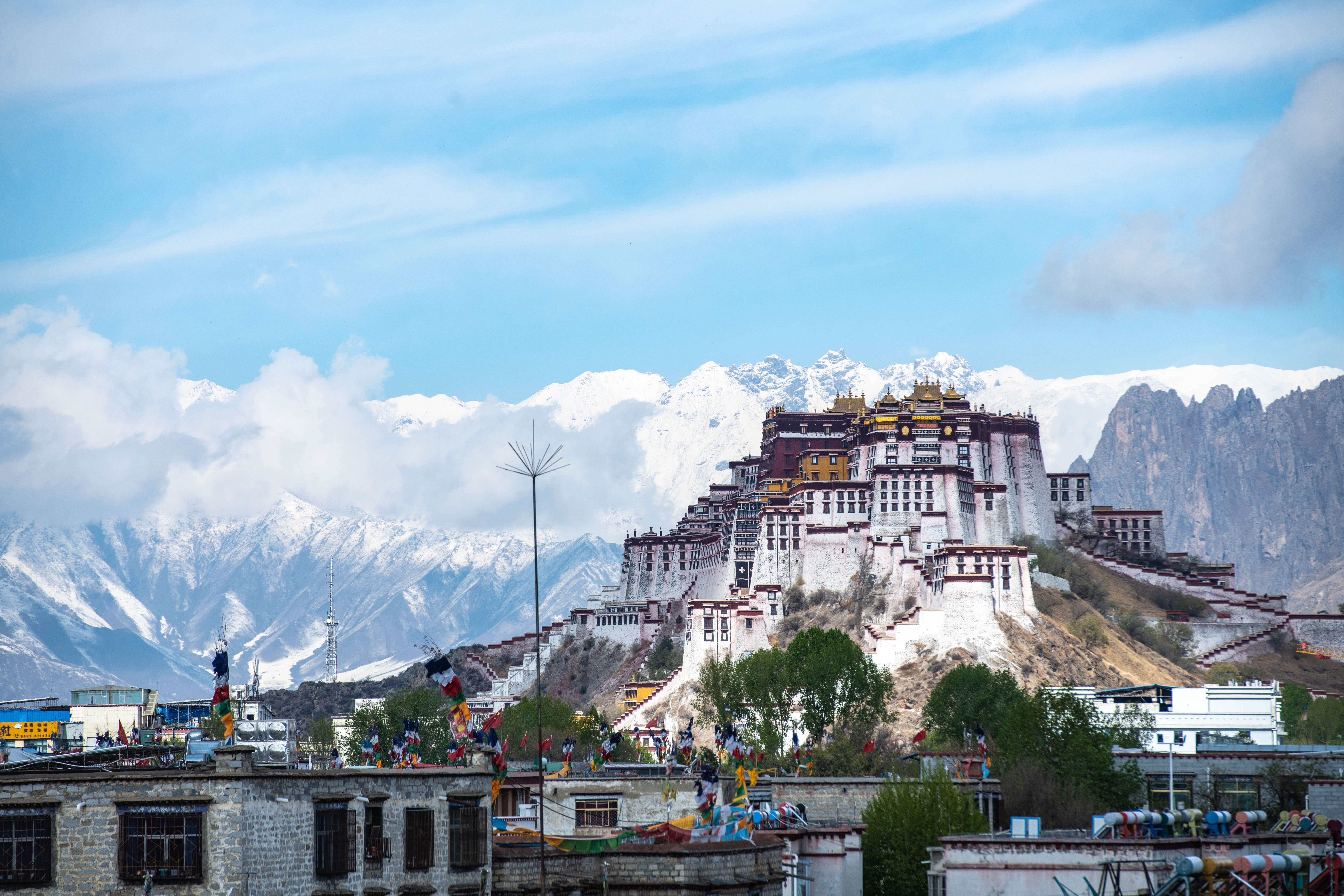 Der Wahrzeichen Potala-Palast ist nach einem Schneefall am 25. April 2023 in Lhasa, Autonome Region Tibet in China, zu sehen.
