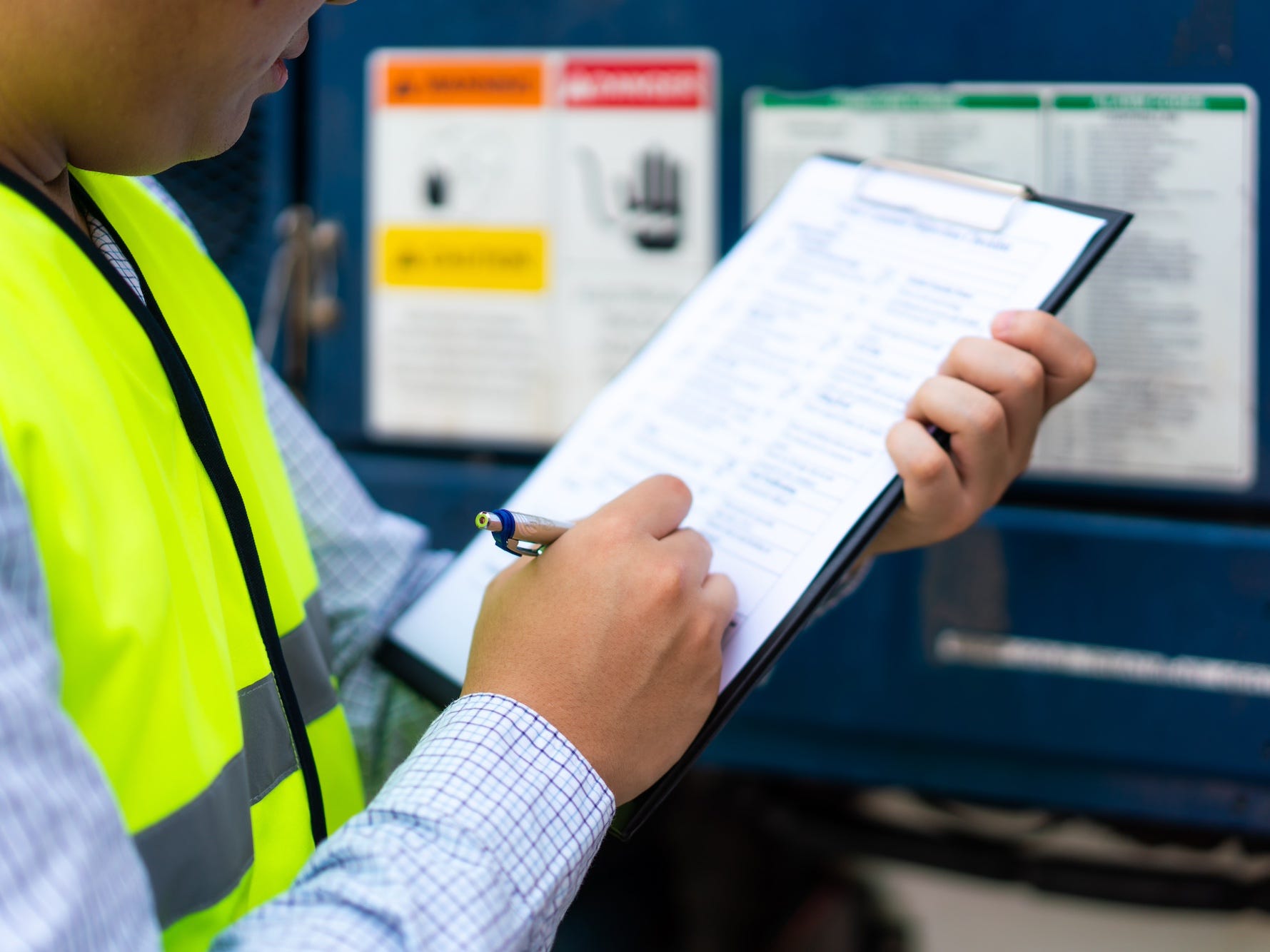 Ein Arbeiter hält eine Checkliste in der Hand