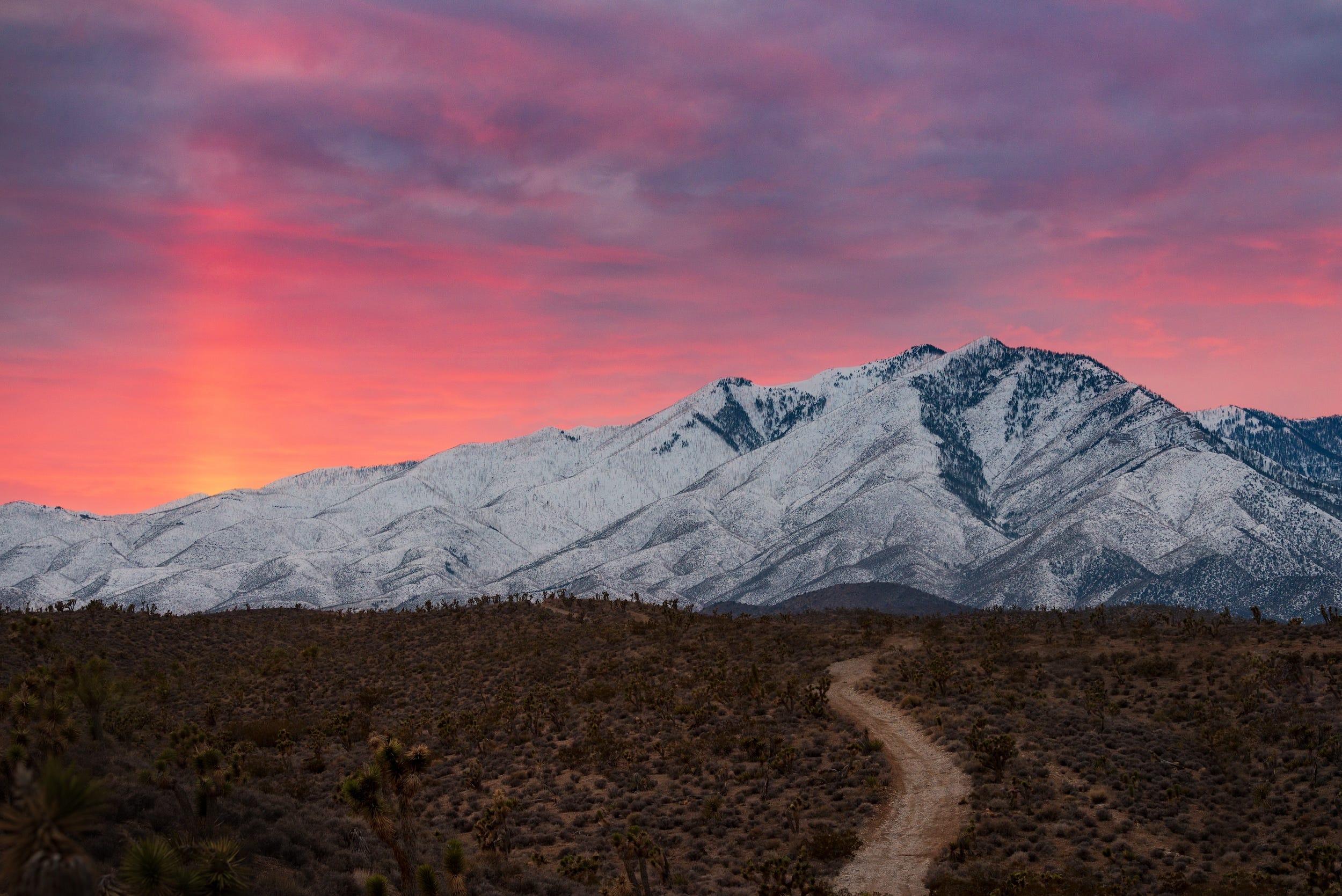 Schneebedeckte Berge gegen den Himmel bei Sonnenuntergang in Nevada.