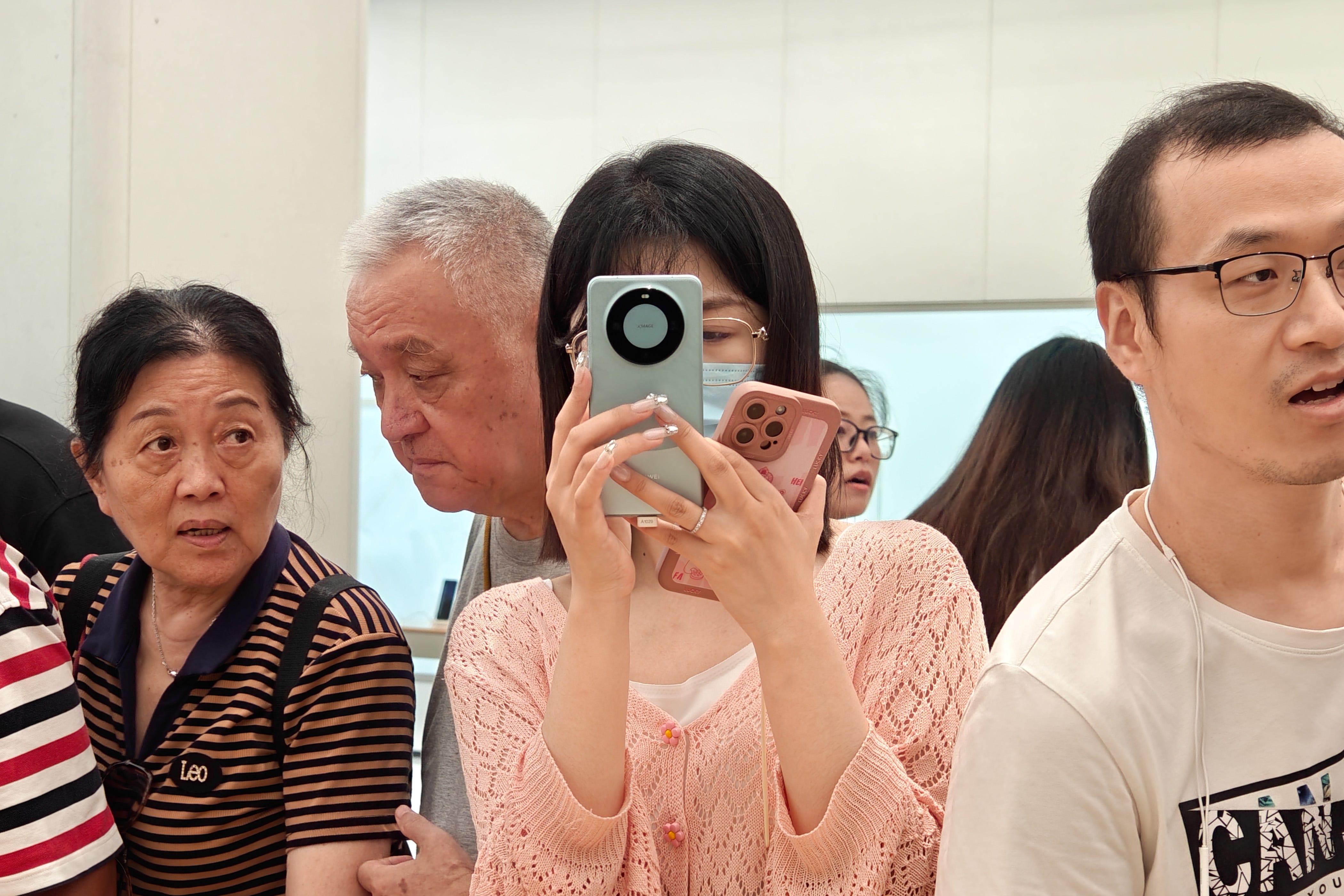 Ein Kunde probiert am 4. September 2023 in Shanghai, China, das Huawei Mate 60-Smartphone in einem Huawei-Flagship-Store aus.