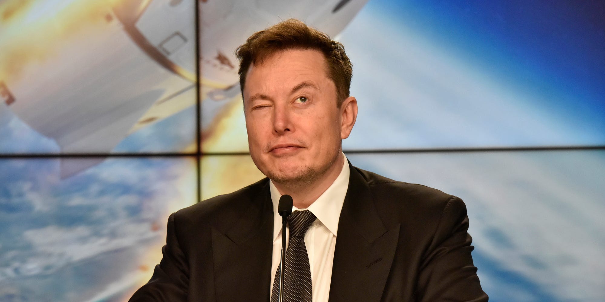 Elon Musk zwinkert